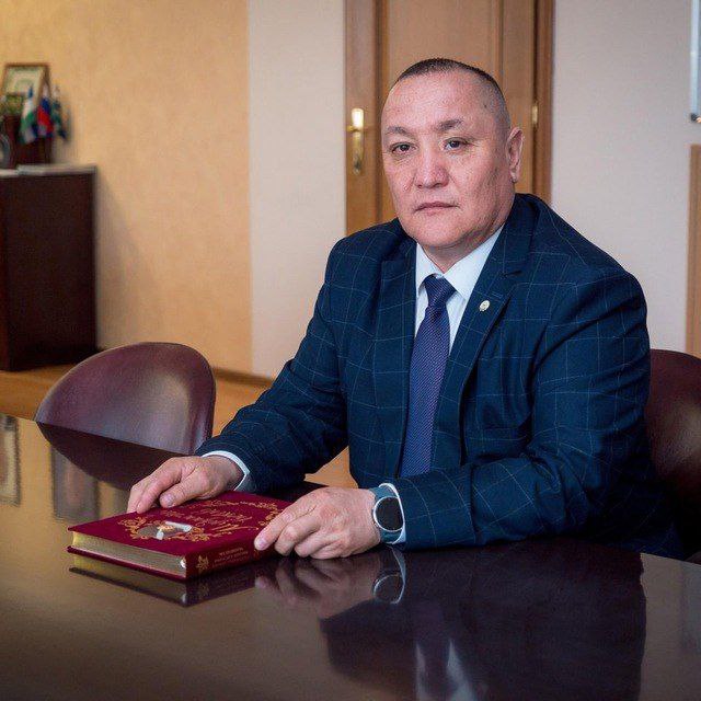 Радий Хабиров назначил экс мэра Сибая Азамата Юлдашбаева замминистра труда и семьи Башкирии Об этом глава региона объявил во время оперативного совещания в ЦУРе Отметим что Азамат Юлдашбаев возглавлял Сибай с конца июня 2022 года до сентября 2024 года После чиновник заключил контракт с Минобороны России Подпишитесь на ufa rb