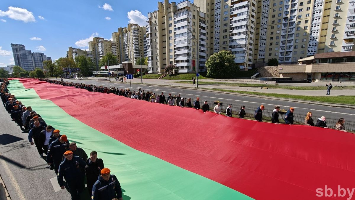 Мозыряне приняли участие в чествовании госсимволов на площади Государственного флага в Минске В начале торжественного мероприятия прозвучал гимн Беларуси, после Премьер-министр Александр Турчин зачитал поздравление Президента Беларуси Александра Лукашенко соотечественникам с Днем Государственного флага, Государственного герба и Государственного гимна Республики Беларусь. Подробности на сайте МОЗЫРЬ NEWS.