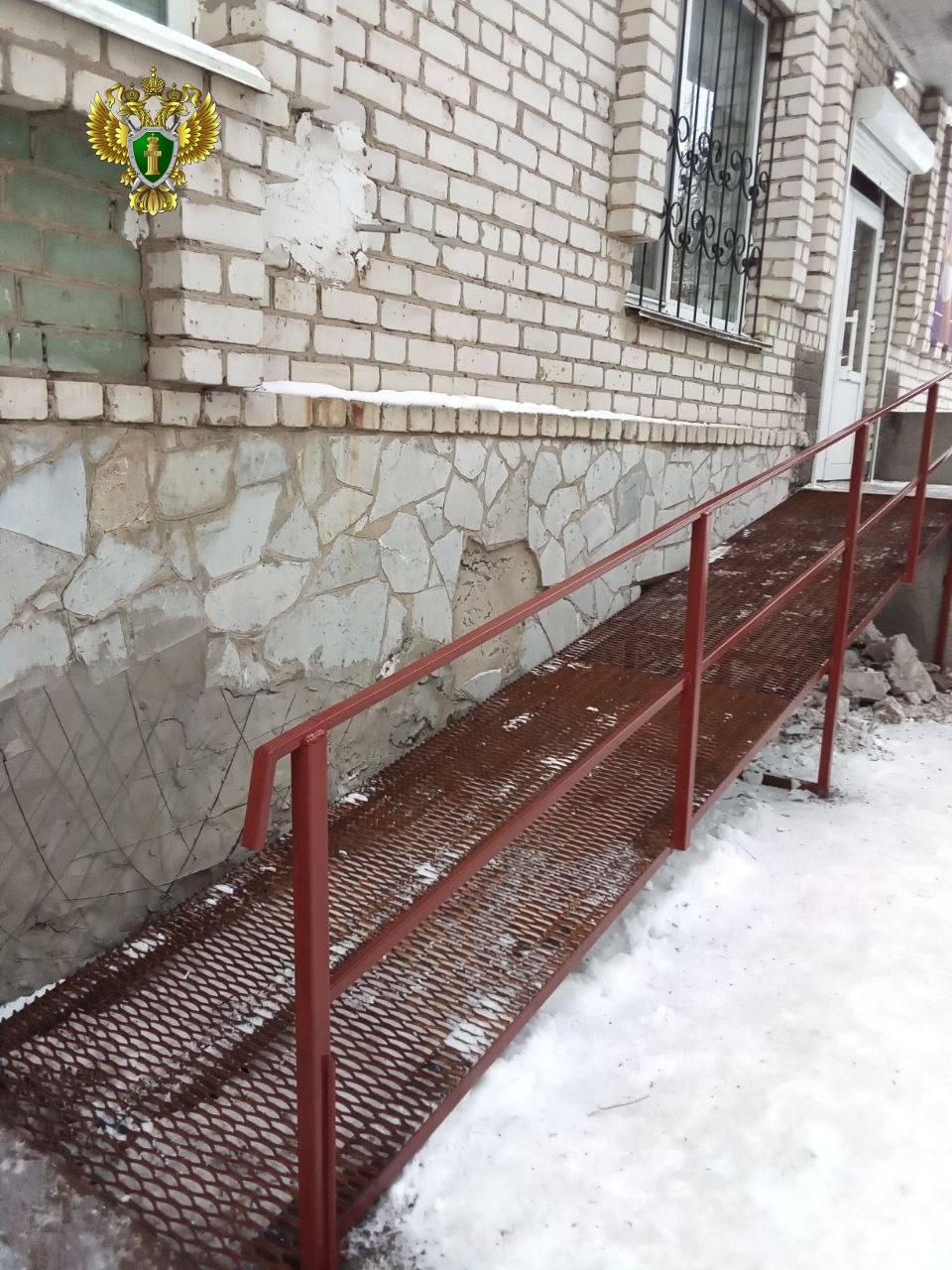 После вмешательства прокуратуры в здании социального обслуживания населения в пгт Чаплинка установлен пандус Прокуратурой Каланчакского района Херсонской области проведена проверка по обращению жителя Чаплинского округа являющегося инвалидом колясочником о нарушении его социальных прав Установлено что в пгт Чаплинка индивидуальный предприниматель оказывает бытовые услуги населению в здании которое принадлежит ему на праве собственности Вместе с тем в нарушение требований законодательства при в ходе в помещение отсутствует безбарьерный доступ для лиц с ограниченными возможностями Прокуратура в адрес хозяйствующего субъекта внесла представление которое рассмотрено и удовлетворено Права маломобильных жителей восстановлены пандус установлен