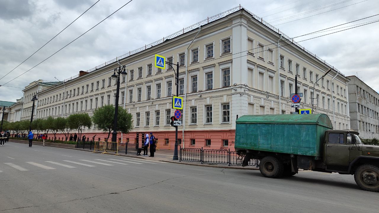 Стали известны варианты использования простаивающего бывшего кадетского корпуса.  На пресс-конференции губернатор Виталий Хоценко ответил на вопрос главного редактора Города55 Ольги Акамовой о судьбе старого кадетского корпуса на Ленина, простаивающего больше 4 лет.  «Кадетский корпус — это история Омска и области. Это один из самых старых кадетских корпусов, которые были построены в России. Хотелось бы оставить его под молодежные цели», — отметил Хоценко.  Результаты обследования простаивающих зданий всего комплекса будут известны в марте. После этого примут решение, что делать с постройками.  У областного правительства несколько вариантов, как можно использовать бывший корпус на Ленина. Ключевая идея — это создание центра патриотизма. Сюда может переехать музей «Россия — моя история», штаб сибирского казачества, добровольческий центр и другие патриотические общественные организации.  Если Омской области удастся пройти отбор на федеральном уровне, то разместится на Ленина и филиал выставки «Россия». Наш регион борется за это право. А бассейн, если с ним все в порядке, отдадут Дирекции спортмероприятий Омской области.  «Есть идея создать школу 21 Сбербанка для айтишников страны. С Германом Грефом обсуждали это», — добавил Виталий Хоценко.  Но все эти планы будут реализуемы только, если не потребуется ничего сносить, а работы в зданиях корпуса ограничатся капремонтом. Что ж, ждем марта...    Написать в редакцию можно здесь.