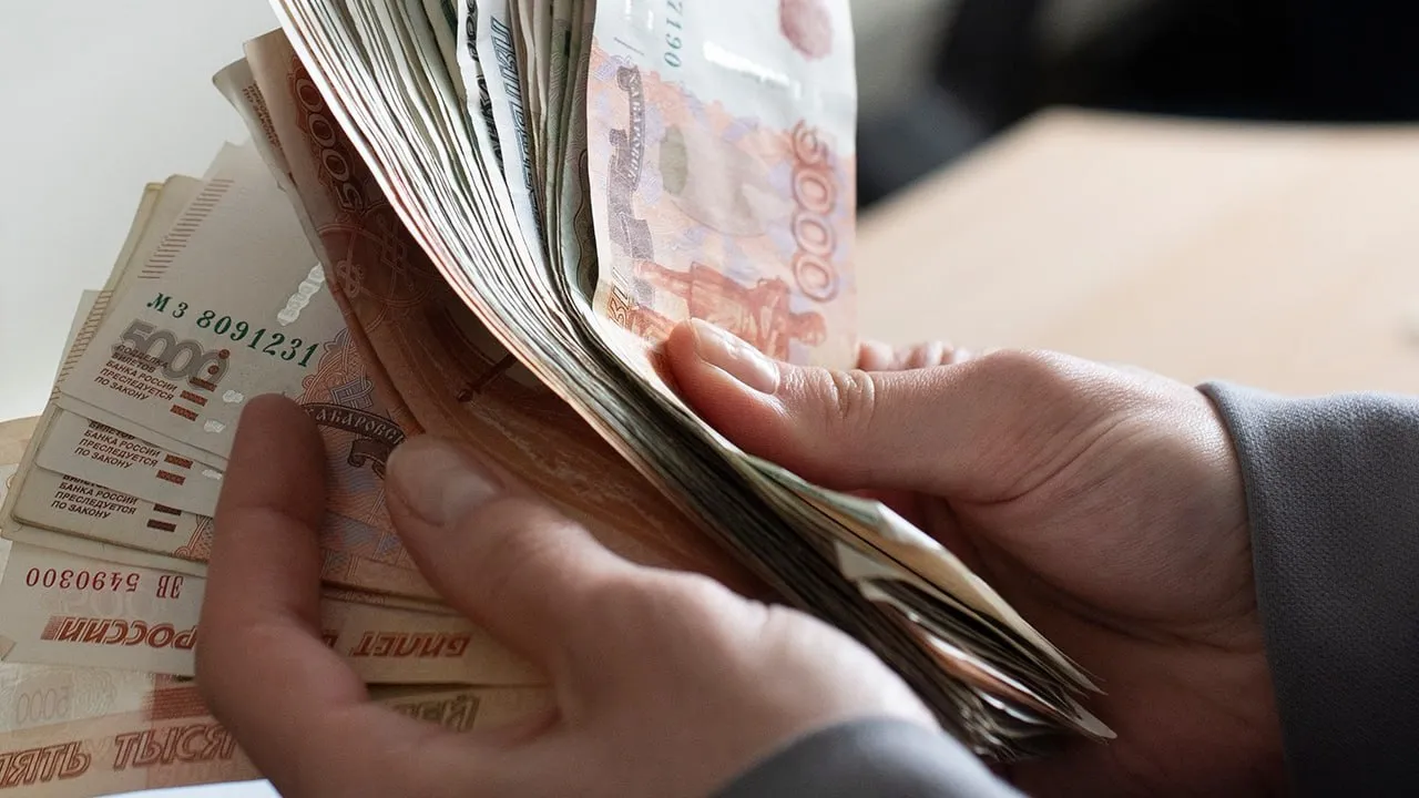 Майские пенсии часть россиян получит досрочно до 30 апреля из за приближающихся праздников сообщили в Соцфонде Выплаты получат те кому платежи перечисляют через банк с 1 го по 4 е число каждого месяца Почтовые отделения доставят пенсии в привычные даты Заявление о досрочной выплате подавать не нужно деньги придут автоматически Это затронет все виды пенсий включая страховые социальные накопительные пенсии по старости и по инвалидности   Подписаться на Zvezdanews Звезда в MAX