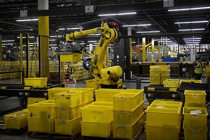 Amazon изобрела робота-грузчика с чувствами Американская корпорация Amazon начали использовать на своих складах умного робота-грузчика. Об этом говорится на сайте компании. По словам представителей фирмы, робот Vulcan использует датчики на основе искусственного интеллекта ИИ . С их помощью машина может чувствовать вес коробки, а также рассчитывать нужную силу давления, которую можно оказать на нее манипуляторами, чтобы не сломать. В вашингтонском центре обработки заказов Amazon робот Vulcan уже может работать с 75 процентами грузов. В компании отметили, что на складах размещается около 1 миллиона посылок. В Amazon подчеркнули, что «робота с чувствами» будут использовать при выполнении рутинных, трудоемких и опасных задач. Машина может поднимать предметы весом до 3,6 килограмма. В настоящий момент он будет заниматься организацией посылок, размещенных на верхних стеллажах — куда невозможно попасть без лестницы.