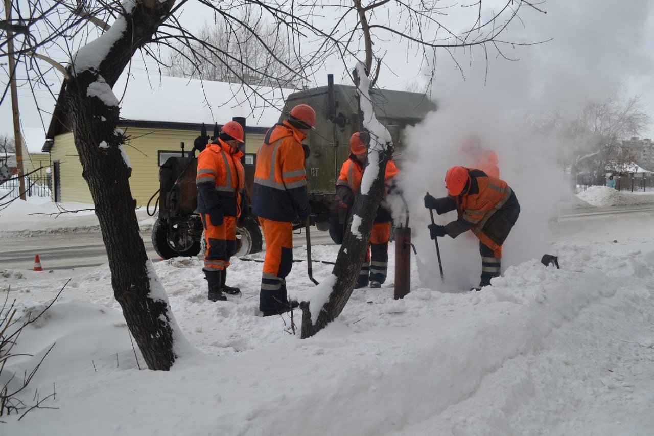 Курганцы в праздники жаловались коммунальщикам 1 450 раз.    В праздничные дни в диспетчерскую службу «Водного Союза» поступило 1 450 звонков от жителей города. Абоненты оставляли заявки об утечках и засорах на сетях водоснабжения и водоотведения, а также на отогрев водоразборных колонок.    В пресс-службе компании сообщили, что заявки выполняли максимально оперативно. Для этого ежедневно работали восемь бригад аварийно-восстановительных работ, в постоянной готовности находилось порядка 40 единиц автомобильной и специальной техники.  Как рассказал главный инженер АО «Водный Союз» Яков Арапов, в канун празднования Нового года, 31 декабря, Арбинские водоочистные сооружения традиционно поменяли режим подачи воды в город. Предприятие заранее подготовилось к росту водопотребления: было поднято давление в сети холодного водоснабжения.    Специалисты АО «Водный Союз» с 31 декабря по 8 января устранили 16 повреждений на водопроводных сетях, в 10 случаях ремонтные работы проводили без ограничения водоснабжения у потребителей. Среднее время ликвидации аварийных ситуаций – менее суток. Кроме того, бригады компании отремонтировали 24 водоразборных колонки и отогрели 41 ВРК.  На сетях канализации устранили 135 засоров, прочистили 26 колодцев. Промыли около 1,5 км сетей канализации. На коллекторе в третьем микрорайоне Заозерного произошел провал. До начала работ по его устранению в районе жилого дома №12 установили временную перекачивающую станцию, которая обеспечила штатное водоотведение.