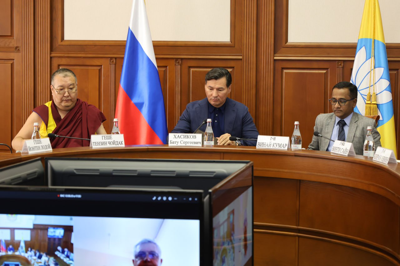 Интернет-газета Степные вести Новости В Калмыкии обсудили с индийской делегацией подробности выставки буддийских реликвий Совещание по подготовке выставки буддийских реликвий и установки статуи Будды состоялось сегодня в Элисте. Мероприятия приурочены к III международному буддийскому форуму, который пройдет в столице Калмыкии с 25 по 28 сентября. Предваряя рабочие моменты, с приветственным словом к участникам совещания обратились руководитель республики Бату Хасиков, шаджин лама Калмыкии геше Тензин Чойдак и министр образования посольства Индии в Москве Винай Кумар делегация Индии прибыла сегодня с визитом в Калмыкию . – Проведение международного буддийского форума для нас – это важная и ответственная задача. Решив ее, мы надеемся внести свой вклад в укрепление международного авторитета России. Это повлияет и на более динамичное развитие Калмыкии в целом. Уверен, что общими усилиями мы справимся с задачами, – обратился к участникам совещ... Калмыкия #Калмыкия #Элиста #регион08 #Степные_вести c источник