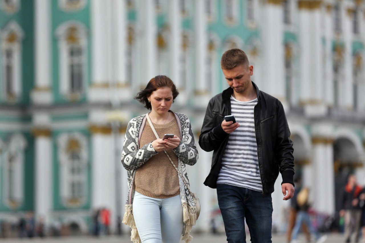 В связи с атакой беспилотников в Петербурге фиксируются проблемы с интернетом и связью, а в Пулково отменяют рейсы Жители Петербурга жалуются на проблемы с интернетом на фоне новостей о воздушной опасности, объявленной в Ленобласти из-за БПЛА: по данным портала Downdetector, за последние сутки от пользователей поступило более 2,6 тыс. жалоб. Незадолго до проблем со связью, начавшихся в Петербурге из-за опасности БПЛА в воздушном пространстве Ленобласти, в городском комитете по информатизации и связи предупреждали, что в городе возможно ухудшение качества мобильного интернета и связи. Кроме того, в аэропорту Пулково введены временные ограничения на приём и выпуск воздушных судов, предупредили в Росавиации. Согласно информации на онлайн-табло Пулково, по состоянию на 7:47 мск задержан вылет порядка 30 самолётов, которые, согласно расписанию, должны были покинуть Петербург в период с 4:00 мск до 13:00 мск 27 июля. Также в расписании говорится, что примерно столько же воздушных судов приземляться в Северной столице позже запланированного времени. Пётр Ковалёв / "ДП"
