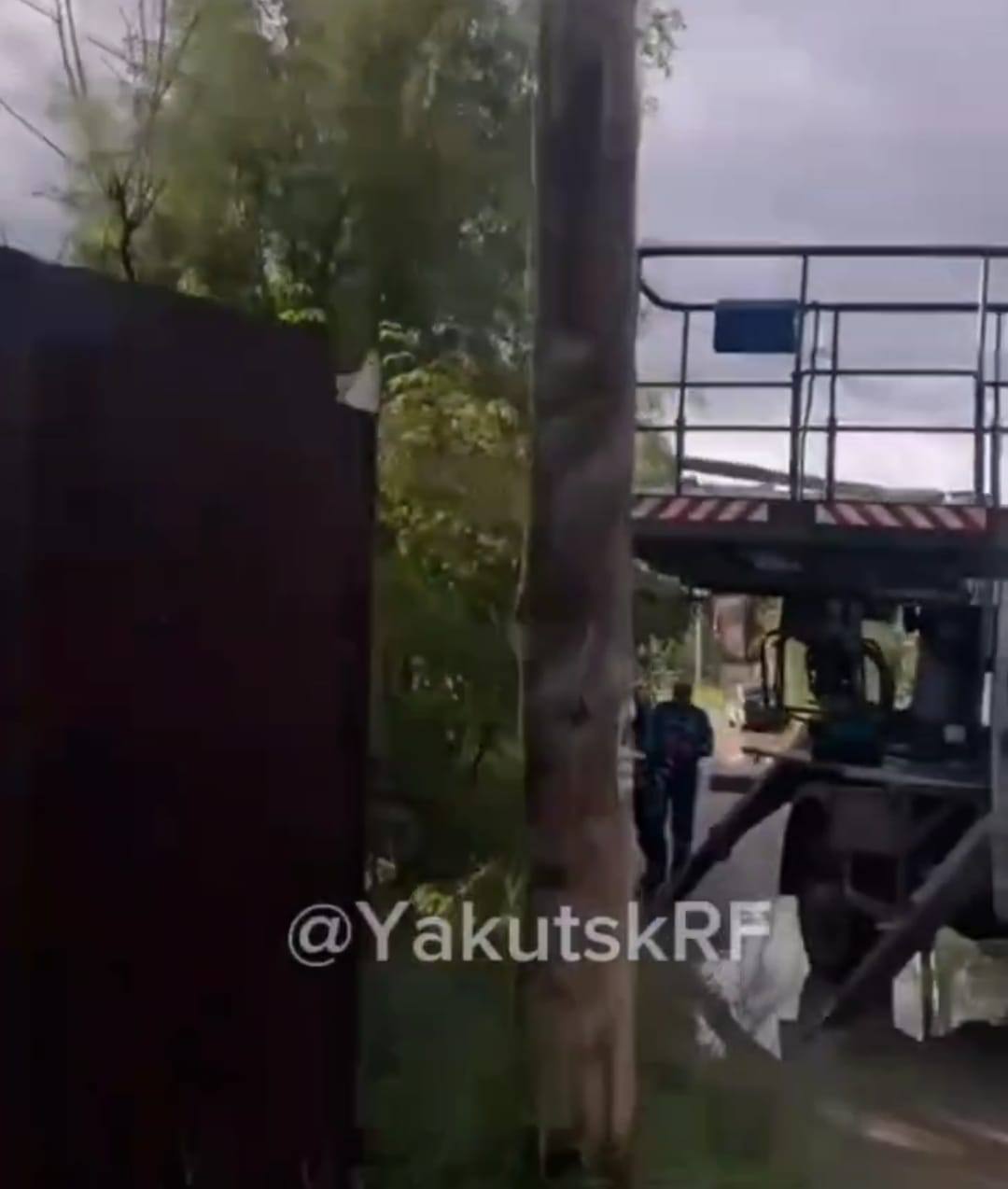 Оборвавшийся провод убил током ребенка в Якутске Трагедия произошла днем, 27 июля, рядом с домом по улице Широких-Полянского, 3. Восьмилетний мальчик погиб от поражения электрическим током в результате контакта с оборванным проводом линии электропередач. По факту гибели ребенка возбуждено уголовное дело.
