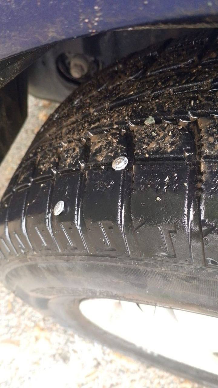 На повороте из-под моста со старого аэропорта в сторону Артёма по всей дороге рассыпаны шурупы, килограмм 40 Многие автомобилисты уже стоят с пробитыми шинами.