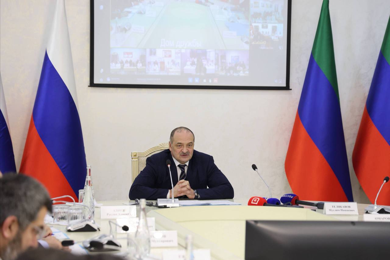 Глава Дагестана обозначил системные проблемы в сфере профессионального обучения Перед началом заседания состоялась передача 25 новых автобусов школам республики По словам Меликова выделение техники это подтверждение авторитета республики и доверия к качеству её работы Мы не просто обновляем технику мы создаем условия для безопасности детей и спокойствия родителей что особенно важно в условиях нашего сложного рельефа и климата Доступность образования для каждого ребенка вне зависимости от того живет он в городе или в отдаленном горном районе наша приоритетная задача подчеркнул руководитель республики Переходя к теме подготовки специалистов Сергей Меликов сослался на поручения Президента России данные на заседании Госсовете 26 декабря Глава государства определил кадровые вопросы как фундаментальные для всей экономики Для Дагестана с его молодым населением этот вопрос стоит особенно остро Несмотря на внушительное количество студентов свыше 93 тысяч в системе СПО и более 54 тысяч в вузах в республике наблюдается критически низкий уровень трудоустройства выпускников по специальности всего 42 тогда как в среднем по России этот показатель превышает 62 Это приводит к оттоку талантливой молодежи в другие регионы в поисках карьеры и достойных зарплат