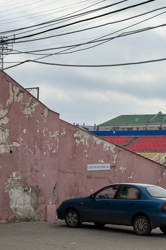 В Белгороде разрабатывают проект ремонта футбольного стадиона «Салют».  В ответ на возмущение горожан состоянием стадиона, региональный министр спорта сообщила, что вопрос о его ремонте рассмотрят после утверждения проектно-сметной документации.