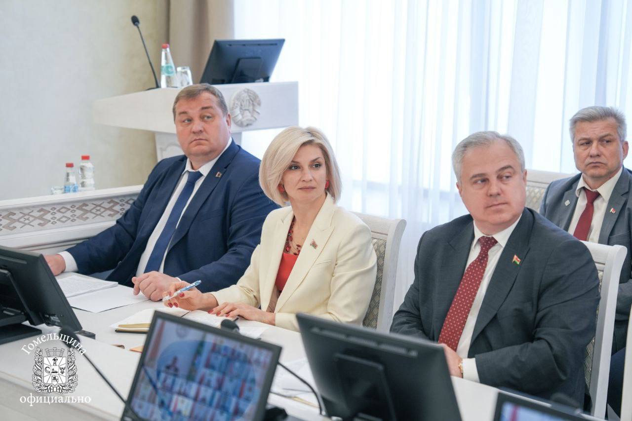 #Аппаратное_совещание #Безопасность_на_воде Ряд вопросов рассмотрен на еженедельном аппаратном совещании в Гомельском облисполкоме В Гомельском областном исполнительном комитете состоялось еженедельное аппаратное совещание во главе с председателем облисполкома Иваном Крупко. В ходе заседания вриод начальника УВД Гомельского облисполкома полковник милиции Анатолий Васильев сообщил, что местными исполнительными и распорядительными органами области приняты соответствующие решения, определено 65 мест массового отдыха граждан у воды, их территориальные границы. Также с учетом практики прошлых лет определены места массового отдыха, запрещенные к купанию, пользующиеся популярностью среди граждан – стихийные, где будут дежурить правоохранительные органы. Проверочные рейды уже проведены. Отмечено, что не все места отдыха оборудованы шлагбаумами для ограничения проезда транспорта. Не везде есть стенды с профилактической информацией, урны, скамейки, знаки границ пляжа, освещение. «До начала купального сезона все необходимые меры безопасности должны быть обеспечены, в том числе установлено видеонаблюдение», – потребовал председатель облисполкома Иван Крупко.