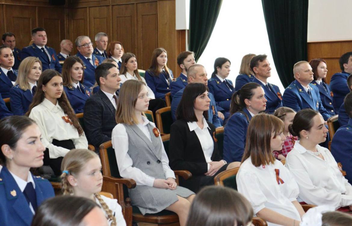 В прокуратуре республики состоялось торжественное мероприятие, приуроченное к празднованию 80-й годовщины Победы в Великой Отечественной войне. Участие приняли работники прокуратуры Крыма и ветераны ведомства, работники Крымского юридического института филиала Университета прокуратуры Российской Федерации. Открывая мероприятие, прокурор Крыма Олег Камшилов отметил, что через несколько дней вся страна будет праздновать 80-летие Великой Победы, которая стоила советскому народу более 26 млн жизней. «Сегодня Вы услышите о жизненном пути тех, кто защищал нашу Родину от врага в далеком 1941-1945 годах. Наш долг свято беречь память о каждом, кто ценой собственной жизни защитил Родину, приближал Великую Победу над фашистами, кто был убит и замучен захватчиками, кто делал все для страны и людей в тылу, не жалея себя», - обратился к присутствующим Олег Камшилов.