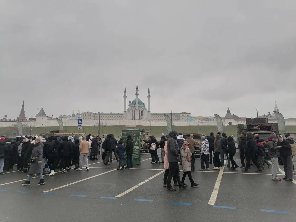 В последний день работы выставки трофейной военной техники Татарстанское реготделение «Единой России» поблагодарило бойцов, сопровождающих экспозицию  Сегодня в рамках выставки была организована площадка Татарстанского регионального отделения партии.  Гости увидели, как изготавливаются окопные свечи и создаются на 3D-принтере элементы боеприпасов.  Герой России, депутат Госсовета Расим Баксиков провел личную экскурсию для актива партии, секретарей первичных отделений и молодогвардейцев.  А с утра он провел экскурсию по экспозиции для казанских школьников. Напомним, первая в России передвижная выставка трофейной техники НАТО «Сила V правде - гордость и победа» - это совместный проект Центрального военного округа, партии «Единая Россия», правительств регионов.