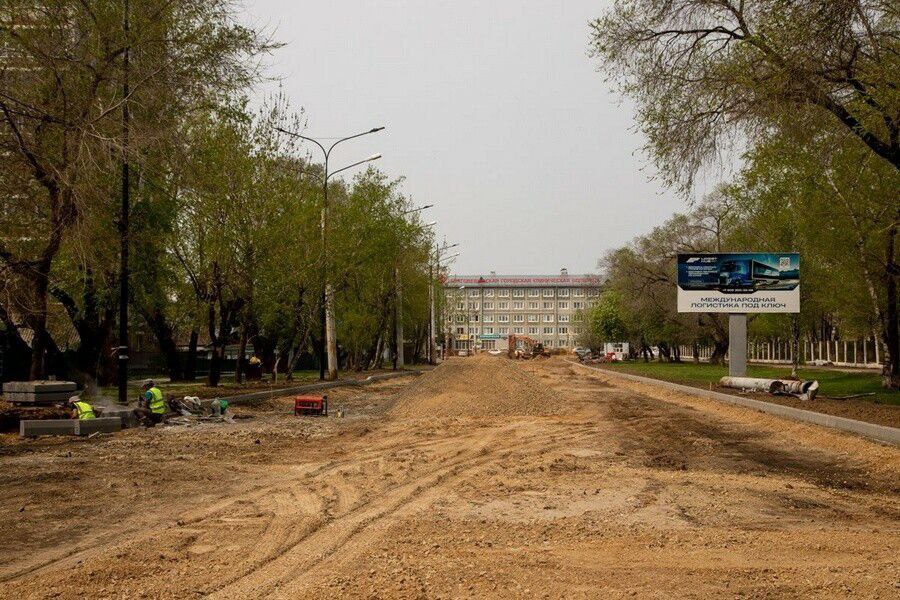 Власти города рассказали, как в этом году преобразится участок улицы Горького. Работы идут сразу на нескольких участках. В Благовещенске в разгаре масштабная дорожная кампания. Обновляют не только асфальтное покрытие, но и инженерные сети. Одна из ключевых улиц комплексного благоустройства – Горького, где работы ведутся одновременно на нескольких участках. Сейчас работы идут на отрезке от Больничной до Загородной. Там укладывают основание под асфальт, устанавливают бордюрный камень, обустраивают тротуары и газоны. Помимо этого, здесь оборудуют автобусную остановку и светофор. Срок окончания работ – 30 июня. Тепловые сети ремонтируют на Горького от Комсомольской до Калинина и от Комсомольской до Мухина. На обоих участках идет монтаж новой тепловой сети. Срок окончания работ – 31 июля. Также на участке от Калинина до Комсомольской модернизируют водопроводную сеть. Разрабатывают котлован, монтируют колодцы, трубы. Работы выполнены больше чем на 40 %. Завершить все планируют к 31 июля. Кроме того, в планах на этот год отремонтировать канализационные колодцы на Горького от Комсомольской до Загородной, а также водопровод на Горького – Артиллерийской.