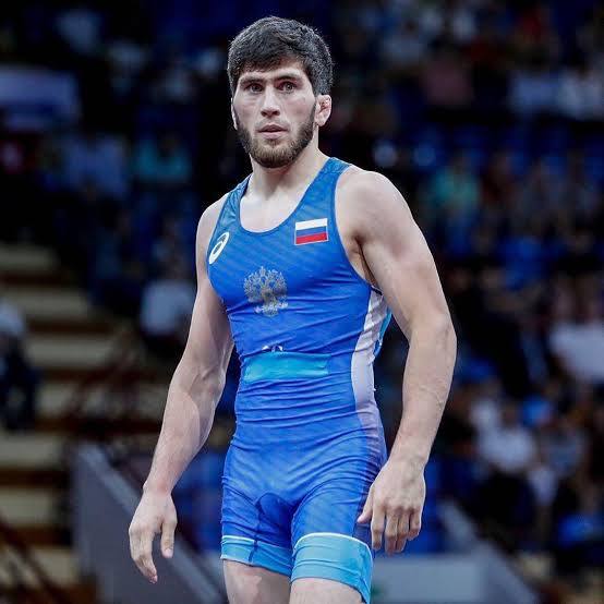 Заур Угуев вышел в финал чемпионата мира в Загребе В полуфинале дагестанский олимпийский чемпион уверенно разобрался с американцем Джаксеном Форрестом 10 3 Завтра его ждёт схватка за золото с иранцем Мухаммадом Джаваном Для Угуева это уже второй финал мирового первенства Первый был в 2019 году в Казахстане тогда он увёз домой золотую медаль