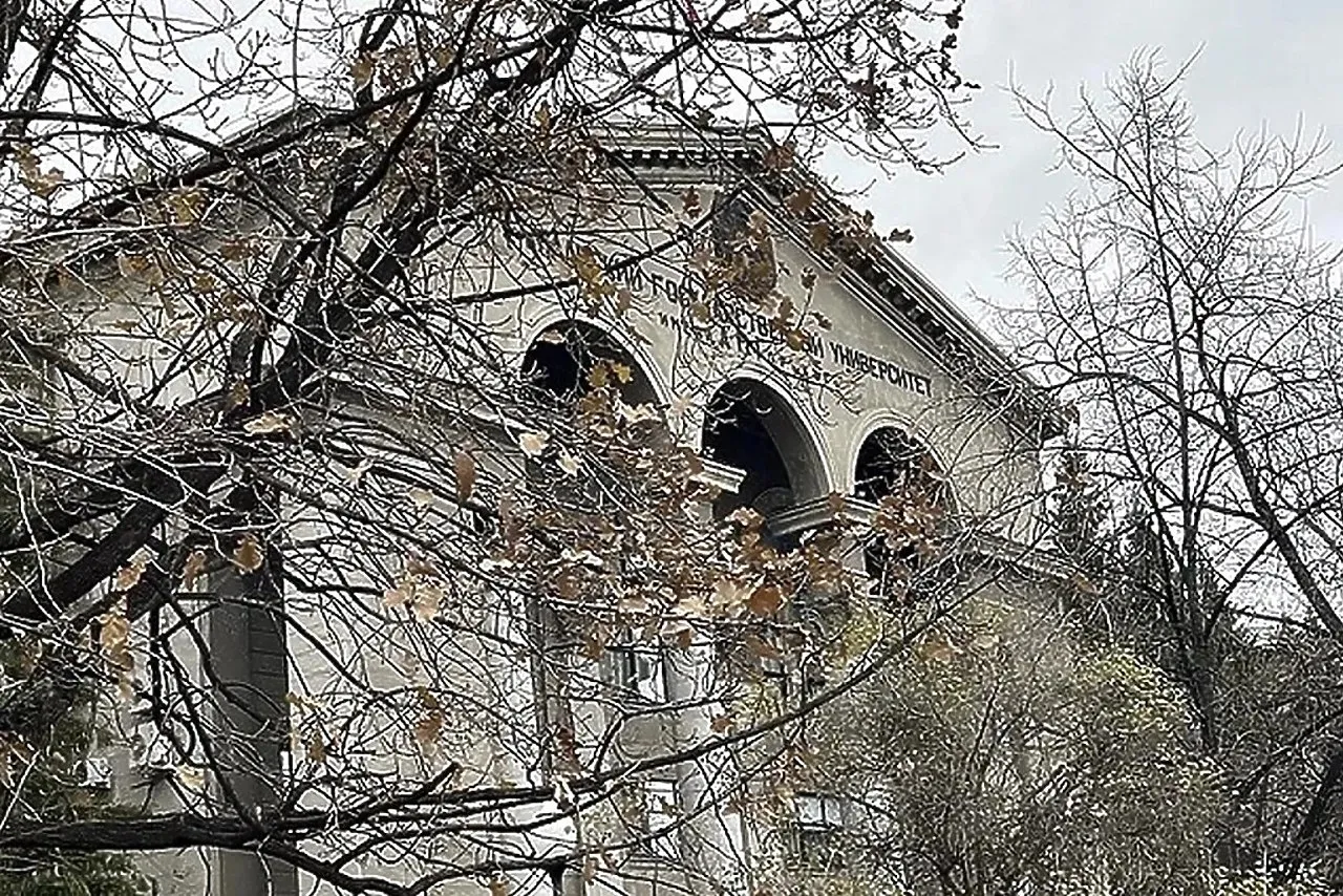 Уволилась педагог УрФУ оскорбившая азербайджанскую девочку за её внешность Старший преподаватель кафедры финансов и кредита Уральского федерального университета УрФУ Юлия Волкова уволилась по собственному желанию Ранее она оскорбила в соцсетях ребёнка своего дипломника Комиссия по этике рассмотрела этот вопрос Члены комиссии отметили недопустимость подобного поведения для сотрудника университета Руководителям структурных подразделений рекомендовано разобрать с коллективами ситуацию и довести позицию комиссии до всех сотрудников Преподаватель ещё накануне заседания написала заявление на увольнение по собственному желанию сообщает Ura Ru со ссылкой на пресс службу ведомства Напомним Волкова выложила в cоцсетях фото 6 летней дочки своего бывшего cтудента и выcказалась о внешности ребёнка упомянув его национальноcть Она заявила что девочку раcкормили uralweb ru