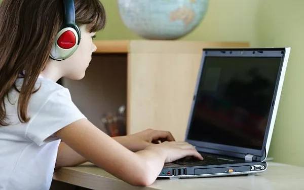 Аферисты обманули 10-летнюю девочку из Барнаула почти на 100 000 рублей В полицию обратилась 36-летняя жительница краевой столицы. На ее имя оформили кредитную карту на 295 000 рублей, и теперь банк требует внести часть задолженности. Оказывается, дочь женщины увидела рекламу прохождения квеста в популярной онлайн-игре, чтобы получить внутриигровую валюту. Девочка перешла по ссылке и стала переписываться с неизвестной девушкой, которая сказала взять телефон матери и сфотографировать все приложения. После этого школьница следовала всем инструкциям мошенников — меняла пароли, включала демонстрацию экрана. В результате на маму девочки была оформлена кредитная карта, с которой списалось 98 000 рублей. Возбуждено уголовное дело по факту мошенничества с причинением значительного ущерба гражданину, сообщает пресс-служба МВД России по Алтайскому краю. Амик