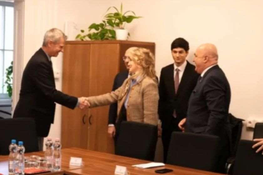 Парламентская делегация Грузии встретилась в Будапеште с заместителем министра культуры и инноваций Венгрии Атиллой Бенедой Среди основных вопросов для обсуждения образовательные программы и демографическая политика Мы предоставим информацию о новой реформе которая является самой масштабной реформой в нашей стране Также получим от них рекомендации как по усилению регионов какие вопросы должны быть включены в сферу образования чтобы молодежь могла как интегрироваться на рынок труда так и создавать семьи и брать на себя гражданскую ответственность отметила председатель парламентского комитета по вопросам образования Мариам Лашхи Sputnik Грузия Telegram Сайт VK OK Дзен MAX