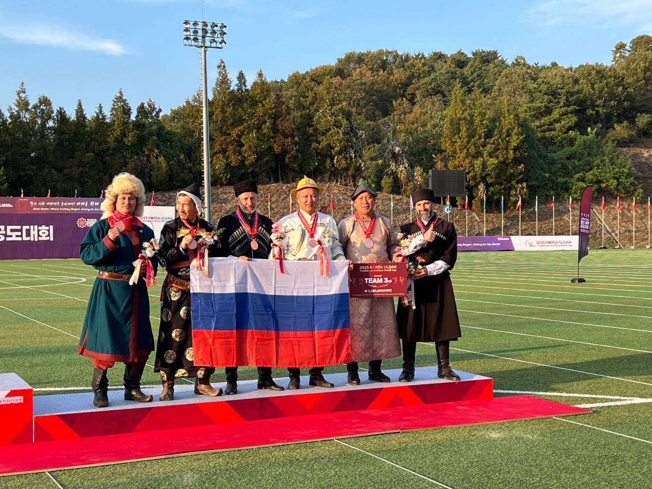 Дагестанский лучник победил на Кубке мира Магомедариф Мирзаев завоевал золотую медаль на Кубке мира по стрельбе из традиционных луков который завершился в городе Ульсан Южная Корея Дагестанский лучник показал лучший результат в личном мужском зачете среди более чем 400 участников в дисциплине Корейская мишень 145 м в которой ранее традиционно побеждали корейские лучники Отметим что в общекомандном зачете сборная России под руководством дагестанского специалиста Джамала Махтибекова заняла третье место среди 82 команд