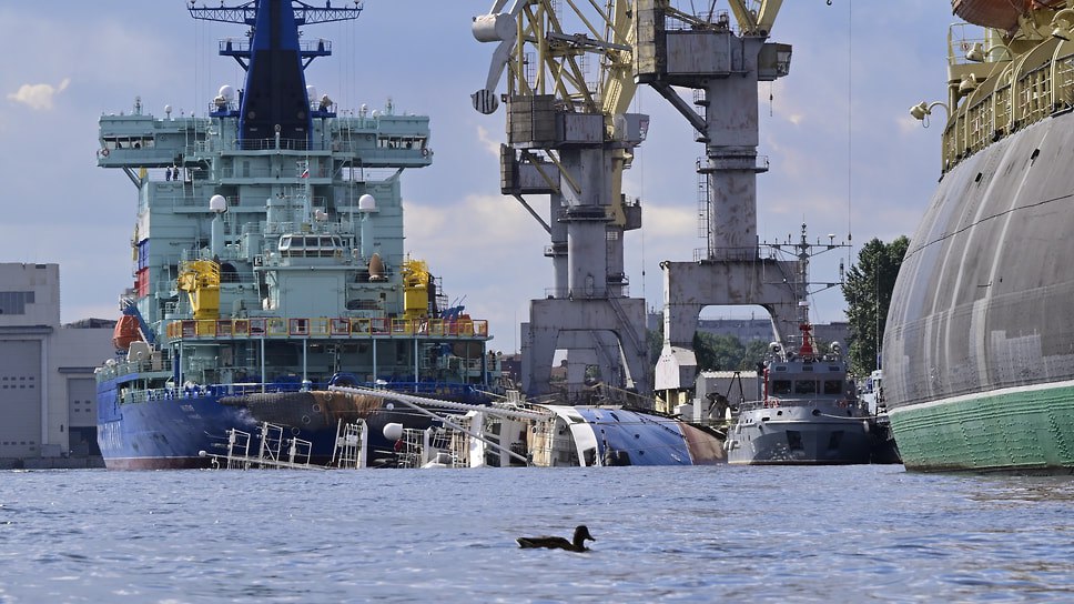 На Балтийском заводе в Санкт-Петербурге затонул морской буксир, принадлежащий Ярославскому судостроительному заводу. По данным следствия, вечером 8 августа при достройке судно накренилось и затопило помещения вспомогательных механизмов. К утру 9 августа буксир ушел под воду. Следователи проводят проверку по статье о нарушении правил безопасности при строительных работах.  Фото: Алексей Смагин/Коммерсантъ  Еще больше новостей — в Telegram-канале «Ъ-Ярославль»