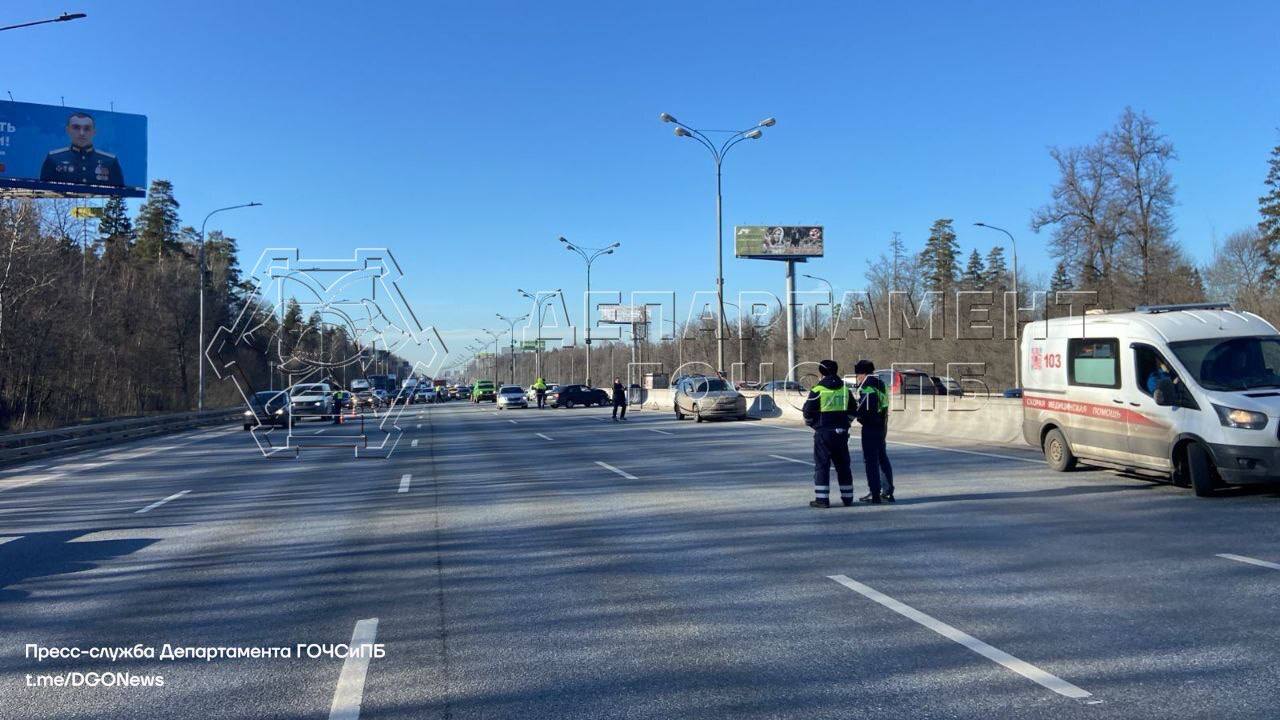 Вертолётом эвакуировали пострадавшего после  ДТП    Днем 8 марта произошло   ДТП на 99 км МКАД. Столкнулось несколько автомобилей.     К месту происшествия незамедлительно выехали экстренные службы города, в том числе вылетел дежурный санитарный вертолёт Московского авиационного центра.   В результате, по воздуху эвакуировали с различными травмами одного пострадавшего в специализированное лечебное учреждение столицы.   На борту воздушного судна пациента сопровождали врачи территориального центра медицины катастроф города Москвы.   #дгочс #дгоспасает #мац