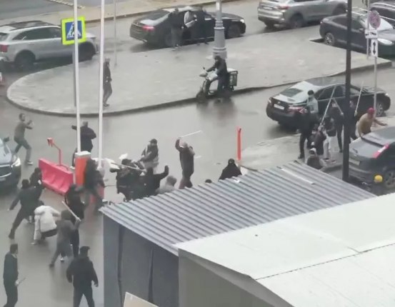 Массовую драку с лопатами и палками учинили мигранты в районе Москвы Люди боятся выходить из домов после побоища машины жильцов разбиты Читать подробнее на сайте