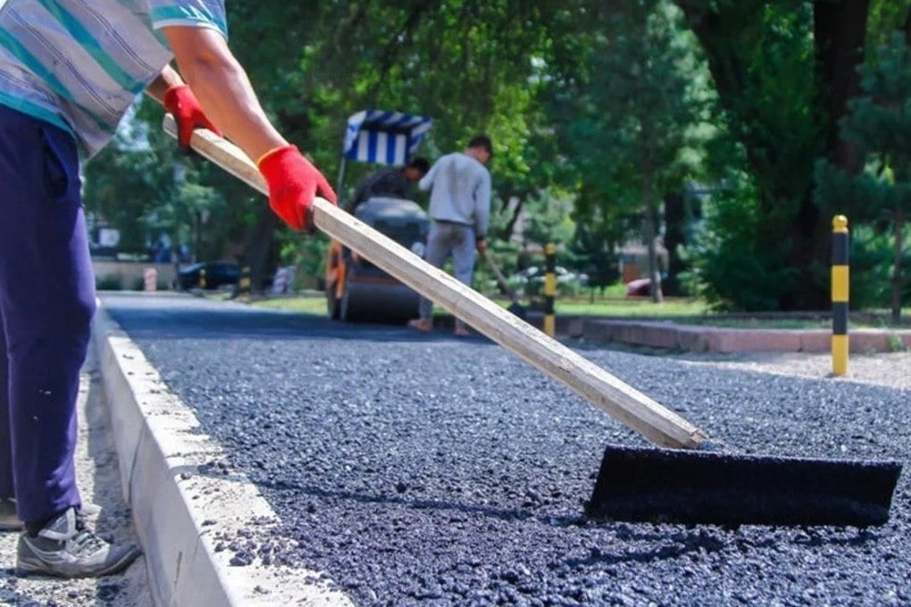 Пешеходную дорожку благоустроят в селе Красногвардейского округа  В селе Ладовская Балка Красногвардейского округа по ул. Ленина в этом году благоустроят пешеходную дорожку протяженностью 1 км.  Социально важный для жителей проект будет реализован по госпрограмме Ставропольского края «Комплексное развитие сельских территорий». Общая сумма финансирования составит 2,1 млн рубля.  - Стараемся использовать возможности самых разных программ по благоустройству, чтобы решать важные для жителей вопросы. Благоустройство дорог, тротуаров и общественных территорий значительно повышает качество жизни. Ранее в рамках программы «Комплексное развитие сельских территорий» у нас уже было реализовано несколько проектов: в селе Преградном реконструирован участок дороги, ведущей к овощехранилищу, а в Ладовской Балке обустроены две пешеходные дорожки, - отметил глава Красногвардейского округа Константин Ишков.  В 2025 году на Ставрополье по программе «Комплексное развитие сельских территорий» реализуют пять проектов благоустройства