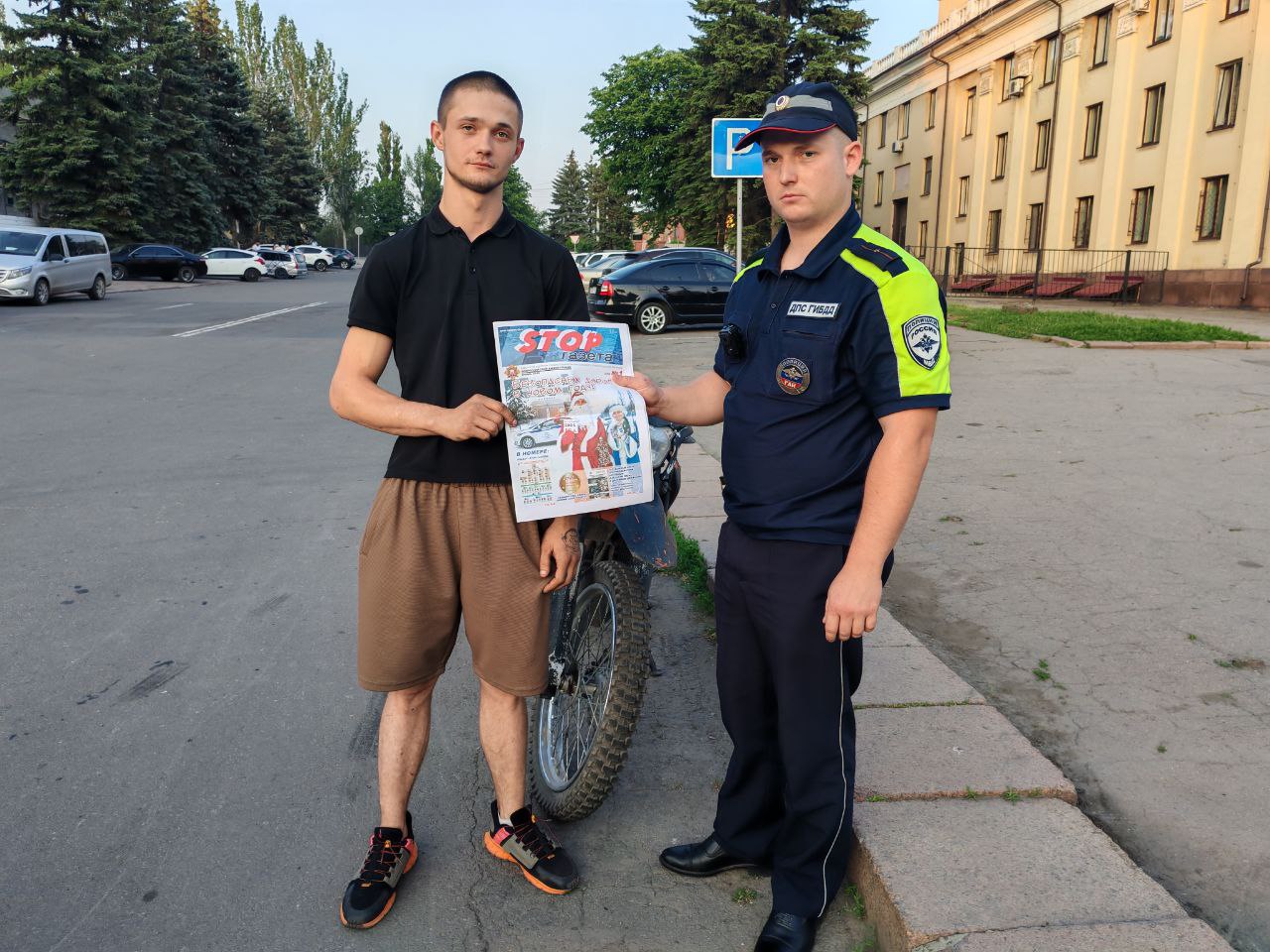В Макеевке сотрудники ГИБДД провели профилактическую отработку «Мотоциклист, велосипедист» В целях предупреждения дорожно-транспортных происшествий с участием вело- и мототранспорта, а также привлечения внимания общественности к проблемам безопасности дорожного движения в период с 6 по 15 июня текущего года на территории городского округа Макеевка была проведена профилактическая отработка «Мотоциклист, велосипедист» Совместно с инспекторами дорожно-патрульной службы были организованы разъяснительно-профилактические мероприятия для водителей мото- и велотранспорта. Инспекторы отделения пропаганды безопасности дорожного движения ОГИБДД УМВД России «Макеевское» провели массовые профилактические беседы с работниками торговых точек, а также посетили детские пришкольные лагеря, где провели лекции о необходимости соблюдения ПДД. В ходе отработки полицейские выявили 66 нарушений ПДД водителями велосипедов и мотоциклов, из них: 4 факта управления транспортным средством, не зарегистрированном в установленном порядке; 1 случай управления транспортным средством без установленных на предусмотренных для этого местах государственных регистрационных знаков; 28 фактов управления мотоциклом или мопедом, либо перевозки на мотоцикле пассажиров без мотошлемов или в не застегнутых мотошлемах; 29 случаев управления транспортным средством водителем, не имеющим права управления; 1 факт управления транспортным средством водителем, находящимся в состоянии опьянения; 3 случая невыполнения водителем транспортного средства требования о прохождении медицинского освидетельствования на состояние опьянения. Госавтоинспекция призывает родителей не допускать к управлению мототехникой подростков без водительского удостоверения соответствующей категории и навыков вождения. Помните о том, водители мототранспорта являются полноправными участниками дорожного движения и обязаны строго соблюдать Правила дорожного движения.