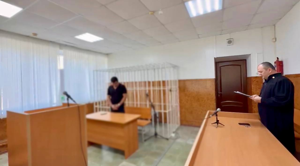 Осуждён инспектор ДПС, превысивший должностные полномочия По версии органов предварительного следствия, 8 сентября 2016 г., подсудимый остановил автомобиль марки «Инфинити», превышающий разрешенную скорость. Предполагая, что водитель нетрезв, сотрудники решили доставить нарушителя в наркологический диспансер для проведения освидетельствования на состояние опьянения, а также помещение его автомобиля на штрафную стоянку. Однако водитель отказался передать сотрудникам ключи от своей машины, после чего последние применили в отношении него физическую силу и специальные средства. При этом подсудимый, превысив должностные полномочия, нанес потерпевшему удар ногой по жизненно важным органам, причинив тому тяжкий вред здоровью. Суд, признав подсудимого виновным, назначил ему наказание в виде лишения свободы условно сроком на 3 года, с лишением права занимать должности в правоохранительных органах, связанные с осуществлением функций представителя власти и организационно-распорядительных полномочий сроком на 2 года.