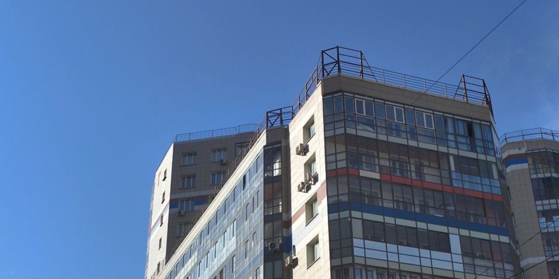 Цены на жильё в Новосибирске пошли вниз Самое заметное падение цен на первичном рынке произошло в Ленинском районе города, где стоимость квадратного метра упала на 1,5%. Незначительное снижение также отмечено в Заельцовском районе — около 0,9% от первоначальной стоимости. Что касается вторичного рынка жилья, единственное существенное уменьшение зафиксировано в Дзержинском районе, где цена сократилась на 0,3%. Такие данные приводит Яндекс.Недвижимость. Эксперты сервиса проанализировали рынок недвижимости Новосибирска за прошедший месяц и отметили, что несмотря на снижение цен, в отдельных районах другая тенденция. Так, в Первомайском районе стоимость нового жилья увеличилась на 3,4%, в Дзержинском — на 2,9%, а в Железнодорожном — на 2,5%. Среди готового жилья наиболее ощутимый прирост зафиксирован в Советском районе +1,8% , далее следуют Ленинский район +1% и Железнодорожный +0,8% . Самым доступным жильём остаются дома в Кировском, Калининском и Первомайском районах, где средняя стоимость квадратного метра ниже среднего уровня по городу. НДН.Инфо