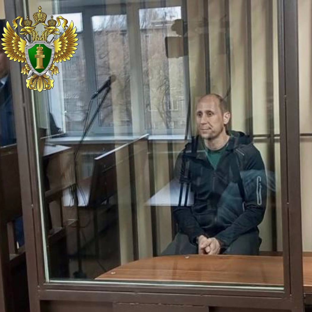 Арестован челябинский адвокат Александр Урычев который за взятку хотел смягчить приговор клиенту Тракторозаводский районный суд Челябинска отправил его в СИЗО на два месяца По данным следствия в сентябре 2025 года Урычев предложил жене осужденного за коммерческий подкуп передать 2 млн рублей Взамен обещал договориться о смягчении мужу наказания Взятка предназначалась для последующей передачи неустановленным должностным лицам Как писали челябинские СМИ Урычев в свое время был адвокатом осужденного за взятку заместителя министра строительства области Ивана Белавкина также он защищал нарушивших закон следователей Подписаться на канал ЕАН Челябинск