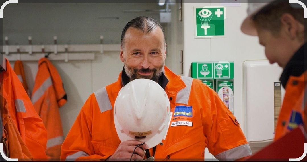 Апелляционный суд Амстердама освободил от ареста 50 ную долю Газпрома в Wintershall Noordzee одной из крупнейших газодобывающих компаний на нидерландском морском шельфе Как пишут Ведомости акции были арестованы в обеспечение требований украинской компании Автодоркомплект к России и Газпрому как alter ego второму я государства за ущерб якобы причиненный СВО Но голландский суд уличил Автодоркомплект в попытке обойти суверенный иммунитет России При этом доля Газпрома в Wintershall Noordzee продолжает находиться под арестом по решению другой инстанции Окружного суда Гааги Он наложил его в июле 2025 г в обеспечение требований ДТЭК богатейшего украинца Рината Ахметова к России по делу об экспроприации крымских активов энергогруппы Wintershall Noordzee это совместное предприятие немецкой нефтегазовой компании Wintershall Dea и Газпром интернэшнл лимитед Калининградская обл структуры группы Газпрома по поиску и приобретению нефтегазовых активов в дружественных странах В марте 2024 г Газпром интернэшнл лимитед выставила долю в Wintershall Noordzee на продажу на электронной торговой площадке Газпромбанка но о сделке не сообщалось Wintershall Noordzee это совместное предприятие немецкой нефтегазовой компании Wintershall Dea и Газпром интернэшнл лимитед Калининградская обл структуры группы Газпрома по поиску и приобретению нефтегазовых активов в дружественных странах В марте 2024 г Газпром интернэшнл лимитед выставила долю в Wintershall Noordzee на продажу на электронной торговой площадке Газпромбанка но о сделке не сообщалось Что говорят адвокаты Данное решение подтверждает что Автодоркомплект намеренно ввел нидерландские суды в заблуждение что безусловно крайне предосудительно заявил адвокат Газпром интернэшнл лимитед Юрьен де Корте партнер амстердамской фирмы OSK Advocaten Суд ясно дал понять что в Нидерландах нельзя обойти юрисдикционный иммунитет воздействуя на аффилированные с государством частные организации подчеркнул адвокат Западной Азии Gazprom Neft Badra и Gazprom Neft Middle East партнер роттердамской фирмы 4DArbitration Мауритс Бур Амстердамская инстанция по его оценке в необычайно резкой форме осудила Автодоркомплект за предоставление не всех доказательств и ее аргументация имеет более широкое значение чем кажется на первый взгляд Таким образом суд явно намеревался положить конец этому и аналогичным делам которые находятся на рассмотрении в Нидерландах предполагает адвокат 4DArbitration работает над этим делом совместно с российской юридической фирмой Дякин Горцунян и партнеры ДГП Анонимный Молотников Читайте нас в MAX