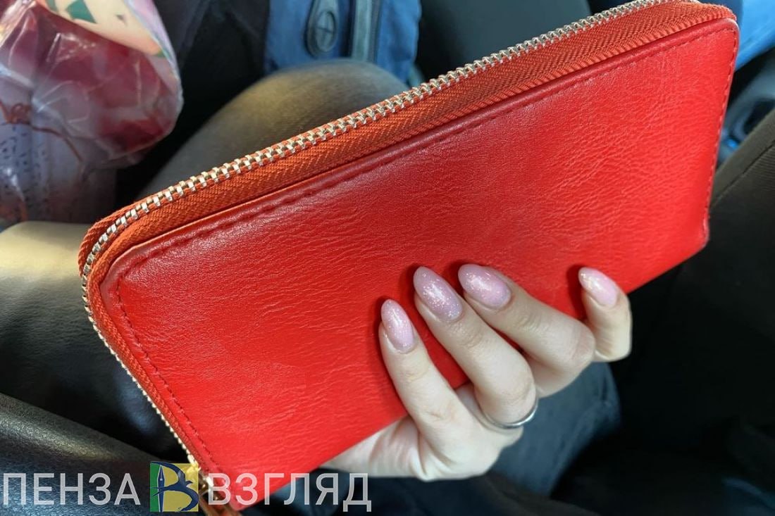 Пензенская область заняла 38 е место по доходам населения в России Среднедушевой доход населения Пензенской области в III квартале 2025 года составил 52 300 рублей в месяц По сравнению с аналогичным периодом прошлого года он вырос на 6 7 Рейтинг доходов населения по субъектам РФ опубликовало РИА Новости По соотношению доходов населения и стоимости фиксированного набора потребительских товаров и услуг Пензенская область занимает в нем 38 е место с коэффициентом 2 39 Самый высокий показатель зафиксирован в Ненецком автономном округе 5 85 На втором месте Ямало Ненецкий автономный округ 5 40 на третьем Чукотский автономный округ 5 08 В самом конце списка республика Ингушетия где среднедушевые доходы населения всего в 1 2 раза превышают стоимость набора товаров и услуг На 84 м месте расположилась республика Тыва 1 54 на 83 м Карачаево Черкессия 1 63 Подписаться на Пенза Взгляд в ТГ Подписаться на Пенза Взгляд в MAХ