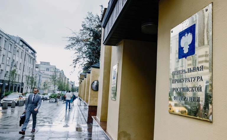 Генпрокуратура и ФНС нашли неуплату налогов участниками нацпроектов Генпрокуратура совместно с ФНС России в ходе надзорных проверок пресекли уклонения крупных участников нацпроектов от налоговых обязательств и перенаправления бюджетных средств в теневой оборот. Как сообщили в пресс-службе Генпрокуратуры, в ходе надзорных проверок 2024–2025 гг. особое внимание было обращено на реализацию национальных проектов «Демография», «Безопасные качественные автомобильные дороги», «Здравоохранение», «Образование», общий объем финансирования которых составляет более 2 трлн руб. ежегодно. По результатам работы за указанный период в делах о банкротстве исключена искусственная задолженность в размере 1,3 млрд руб. В конкурсную массу возвращены деньги и имущество на сумму более 670 млн руб., в бюджет поступило свыше 4 млрд руб. налогов.
