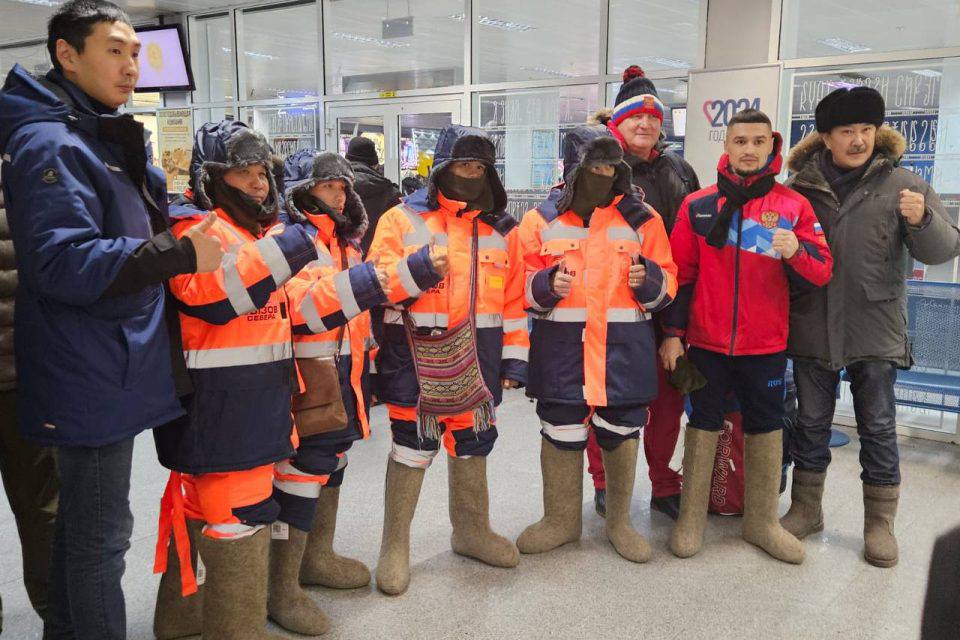 Боксеры из Таиланда и Филиппин приехали в морозный Якутск  В аэропорту Якутска 12 декабря встретили боксеров из Таиланда и Филиппин — участников вечера профессионального бокса, который пройдет 14 декабря.  В столице республики температура воздуха утром была ниже -40 градусов. Чтобы гости из теплых стран не замерзли, их одели в спецодежду и валенки.  Вечер профессионального бокса состоится в субботу, 14 декабря, в центре спортивной подготовки «Триумф».    Все новости   #Яестьновость   Обсудить