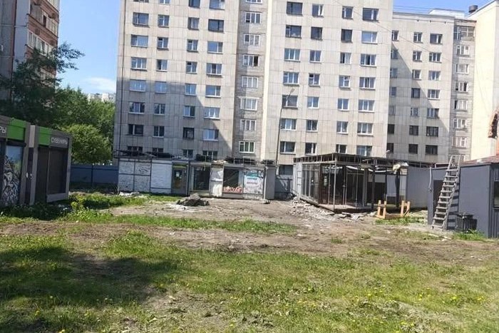 Во Втузгородке обнаружили кладбище демонтированных киосков Во Втузгородке рядом с домом на Комсомольской, 68 обнаружили кладбище демонтированных киосков. — Почему все киоски свозят сюда? Их всё больше и больше, — рассказал порталу E1.RU местный житель. В мэрии подтвердили, что на эту площадку свозят демонтированные киоски, но сам процесс ни с кем не согласован, поскольку эта земля в частной собственности. — Территория, на которой обнаружились демонтированные киоски, является частной. Её владелец должен соблюдать правила благоустройства и может быть подвергнут проверке, а по результатам — наказан, — ответили в горадминистрации.