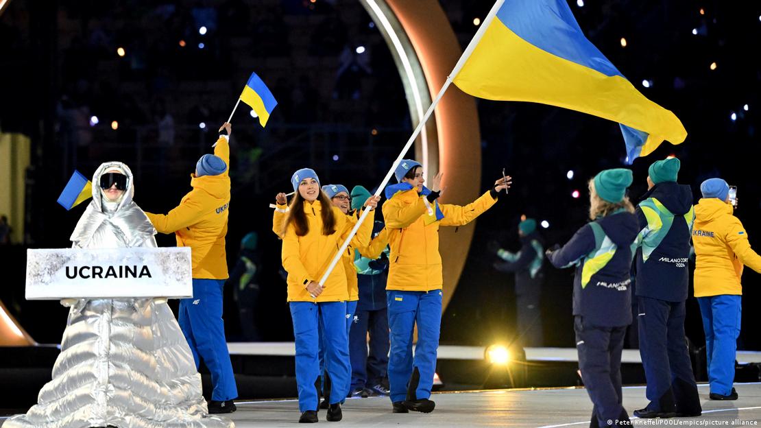 Табличку Украины на открытии Олимпиады в Милане несла россиянка Анастасия Кучерова рассказала агентству Associated Press что живет в Италии уже 14 лет и не посещала Россию с 2018 года По словам девушки она сама вызвалась сопровождать украинских спортсменов на стадионе распределение стран сначала должно было быть случайным но позже хореограф спросил есть ли у волонтеров предпочтения и уроженка РФ выбрала Украину Когда идешь рядом с этими людьми понимаешь что они имеют полное право ненавидеть любого русского Тем не менее я думаю важно сделать хотя бы небольшой шаг чтобы показать им что возможно не все люди думают одинаково сказала Кучерова Она отметила что перед выходом спортсмены поняли что она россиянка и обратились к ней по русски По словам Кучеровой это стало признаком глубокой связи между русскими и украинцами которая очевидно могла бы сохраниться если бы не война dwglavnoe