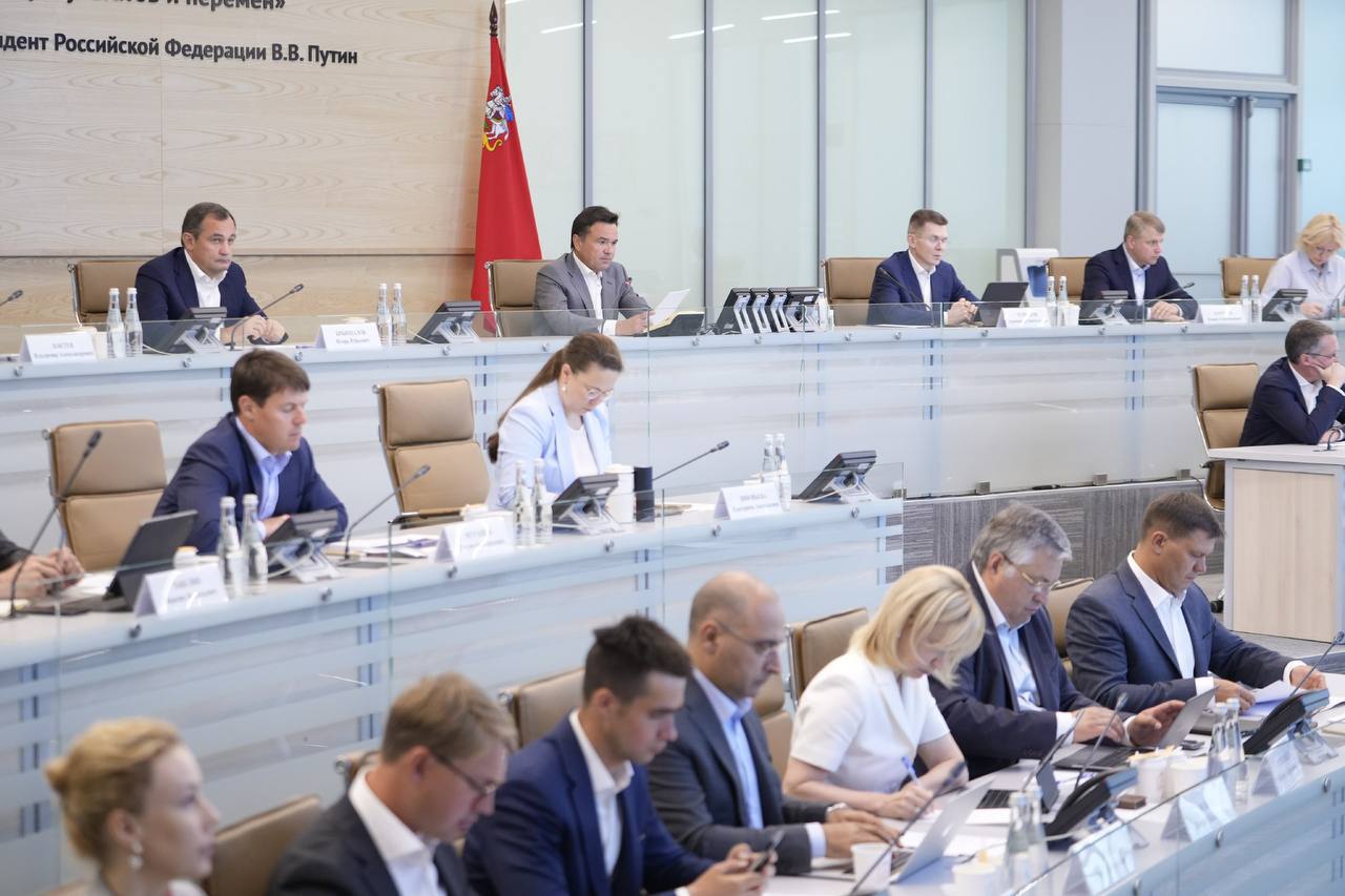 Процесс трансформации в разных сферах жизнедеятельности играет важную роль — это позволяет достигать результатов, используя меньшие ресурсы, сообщил губернатор Подмосковья Андрей Воробьев. «Я попрошу рассказать промежуточные итоги за полугодие по традиционному рейтингу наших муниципальных образований. Сейчас эти показатели — 12 по 3 ключевым направлениям: это и обратная связь, 2 — это жизненное пространство и 3 — экономика и финансы». Лидерами по итогам первого полугодия стали Реутов, Щелково и Одинцово, Шатура и Истра. В 2025 году особая роль отводится процессам трансформации. Это необходимо, чтобы в условиях внешних вызовов организовать процессы с опорой на технологическое оснащение, чтобы меньшими ресурсами достигать необходимых результатов. «Это касается и ЖКХ, и культуры, и спорта, и образования, здравоохранения. Поэтому данный показатель — показатель трансформации процессов, которые позволяют нам быстрее, удобнее достигать результата». СМО Подмосковья. Подписывайтесь