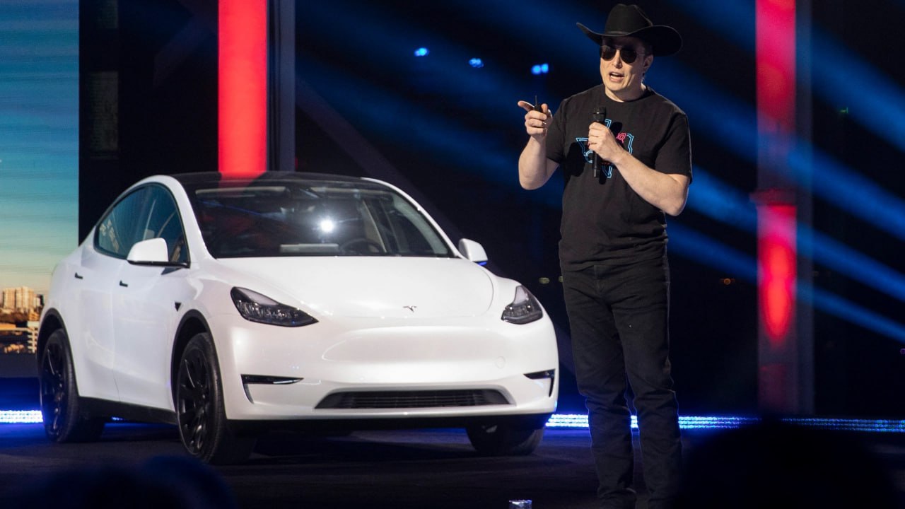 Продажи Tesla упали впервые за 10 лет  Продажи Tesla снизились впервые за 10 лет: в 2024 году компания продала 1,79 млн автомобилей — меньше, чем годом ранее, и ниже прогнозов аналитиков.  За последний квартал года Tesla поставила 495 570 автомобилей, что не дотянуло до ожиданий в 512 277 единиц. Акции компании упали на 7,6%, хотя за год выросли на 63%.    2024 год стал сложным для Tesla. Компания столкнулась с поджогом на заводе в Берлине, сбоями в логистике и замедлением рынка электромобилей. В апреле компания сократила 10% сотрудников, включая специалистов по продажам.  Подробнее:  В то же время Tesla активно продвигала акции на аренду и зарядку для покупателей. На последнем собрании акционеров Илон Маск заявил, что ожидает рост продаж на 20–30% в 2025 году благодаря новому доступному автомобилю и автономным технологиям. Однако аналитики выражают сомнения в достижении этих целей, особенно если новая администрация Дональда Трампа сократит налоговые льготы на электромобили.  Конкуренция с китайским BYD также усиливается: в 2024 году компания продала 4,25 млн электромобилей, включая гибриды. В Китае Tesla поставила 916 660 автомобилей, что на 3% меньше показателей 2023 года.  Серьезный удар по репутации Tesla нанес взрыв Cybertruck в Лас-Вегасе, который привел к гибели водителя. Расследованием занимается ФБР. Маск заявил, что причиной стал груз в кузове, а не неисправность автомобиля.  Энергетическое подразделение Tesla показало рекорд: в 2024 году компания установила 31,4 гигаватт-часа аккумуляторов, из них 11 — в последнем квартале.    Будьте в курсе последних новостей с «TRT на русском»