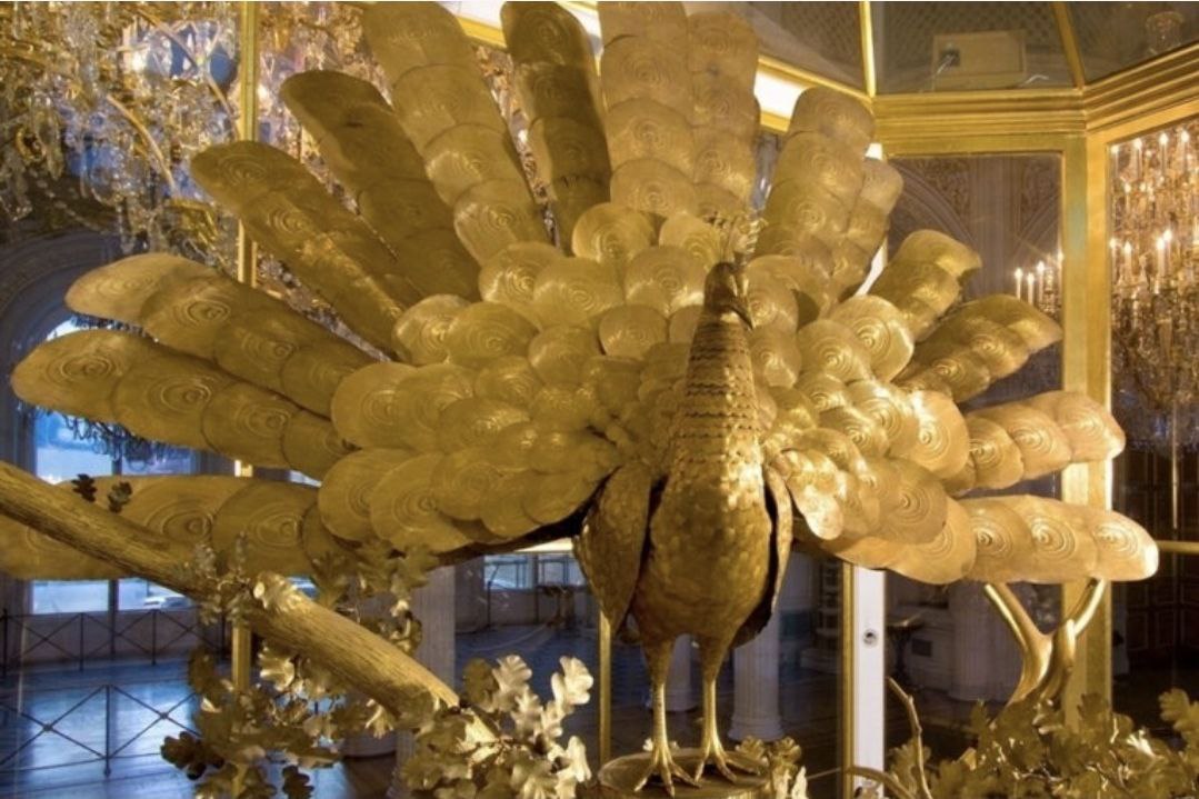 Историки объяснили секрет работы часов Павлин которые Путин осмотрел с лидерами СНГ Накануне в Эрмитаже Владимир Путин вместе с лидерами СНГ которые приехали на неформальный саммит в Санкт Петербург посмотрел как работают знаменитые часы Павлин Это единственный в мире крупный автомат XVIII века который сохранился без изменений и в рабочем состоянии Художественная композиция автомата с часами фигуры павлина петуха и совы которые при заводе приходят в движение а петух еще и поет С 1797 года это один из самых знаменитых экспонатов Эрмитажа Его изготовил английский ювелир и механик Джеймс Кокс а фаворит Екатерины II князь Потемкин приобрел для императрицы Часы были привезены в Россию разобранными их собрал и запустил знаменитый механик Иван Кулибин Секрет звучания часов Павлин в том что при их изготовлении использовались крупные яркие стразы они обрамляют весь холм по периметру основания изделия Именно эти стразы и являлись секретным материалом при изготовлении часов rodinargru