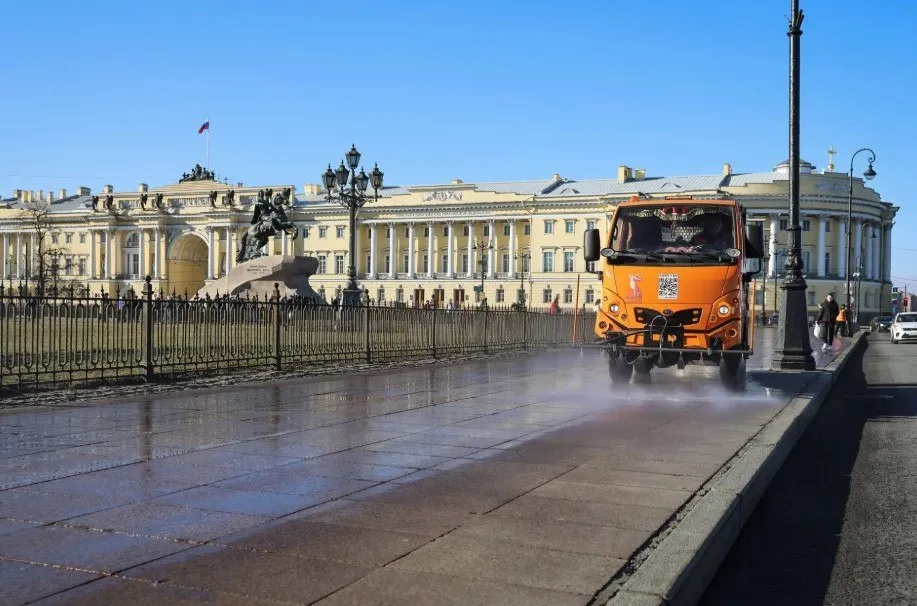 За первую декаду месячника благоустройства в Петербурге в порядок привели около 30 территорий и объектов В частности уже промыли 2400 фасадов домов и отремонтировали 96 детских и спортивных площадок 16 апреля планируются первые посадки деревьев Стартует эта весенняя акция в Полюстровском парке Традиционно приглашаем на нее наших жителей сказал губернатор Петербурга Александр Беглов Всего в рамках месячника планируется высадить более 3 тыс деревьев почти 30 тыс кустов и 280 тыс цветов Озеленители уже провели за первые 10 дней месячника санитарную обрезку 114 деревьев привели в порядок 875 кв метров газонов отремонтировали и покрасили 337 скамеек 2 5 тыс урн и 142 погонных метра металлических ограждений Фото пресс служба губернатора Санкт Петербурга gov spb ru Подпишись на Город Telegram MAX ВК