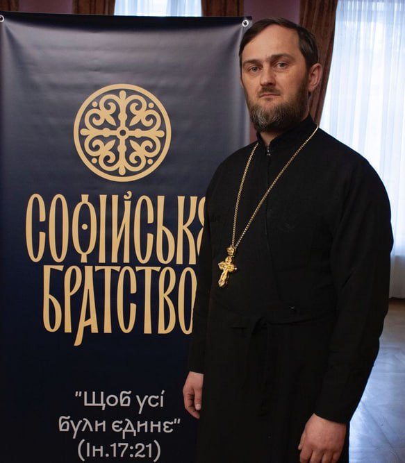 Протоиерей УПЦ Сергей Прокопчук: единственный выход для УПЦ — восстановить общение с Константинополем Накануне возможного Архиерейского собора УПЦ, который может пройти 27 мая, протоиерей Сергей Прокопчук заявил: ни о какой автокефалии УПЦ речи быть не может. Единственный путь — восстановление единства украинского православия и евхаристического общения с Константинополем. Священник предложил конкретные шаги, которые, по его мнению, могут привести к примирению и выходу из кризиса: Восстановление евхаристического общения с Константинопольским патриархатом и другими Поместными Церквами. Признание УПЦ как части Киевской митрополии во Вселенском патриархате — без дополнительных решений, так как это уже зафиксировано в документах 2018 года. Снятие государством всех юридических претензий к УПЦ и прекращение межцерковных конфликтов. Назначение Вселенским патриархом переходного периода для сближения юрисдикций и диалога по сложным вопросам. «Этого ждёт от нас мировое православие. Этого хочет общество. Этого боится Москва», — подчеркнул протоиерей, добавив: «Любовь Божия и страх наказания должны исцелить раны, нанесённые разделением». #украина #упц #пцу