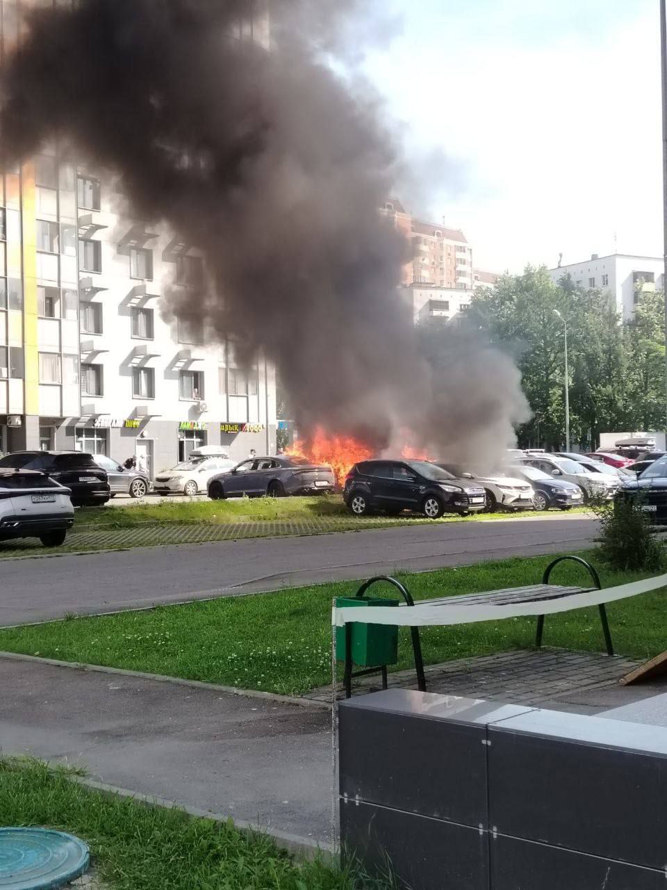 Сильный пожар произошел на парковке на севере Москвы. Сразу несколько автомобилей загорелись на парковке на улице Бескудниковский бульвар. Пожар было видно из разных частей города. По информации МЧС, его потушили в районе 9:17 часов без пострадавших.