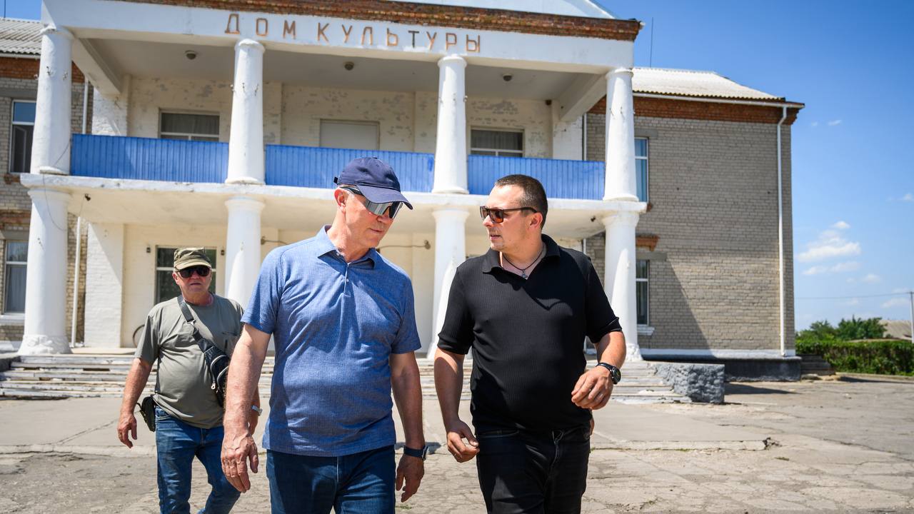 Владимир Сальдо посетил прифронтовое село Рубановка в Великолепетихском округе. Как отметил глава Херсонской области, «жизнь там кипит» - но требуется помощь властей. «Осмотрел местную библиотеку - уютная, с душой, но финансирование нужно усиливать. ДК тоже требует внимания. Школа - отдельная история: срочно нужно менять пол на первом этаже, крышу и отопление. Глава теруправления - на своём месте, чётко понимает, чем живёт село. Поручил ему заменить все «Горынычи». До 30 ноября это можно сделать бесплатно, получив ТВ-комплект «Русский мир». Также будут «приводить в норму» разбитый участок дороги до Великой Лепетихи.