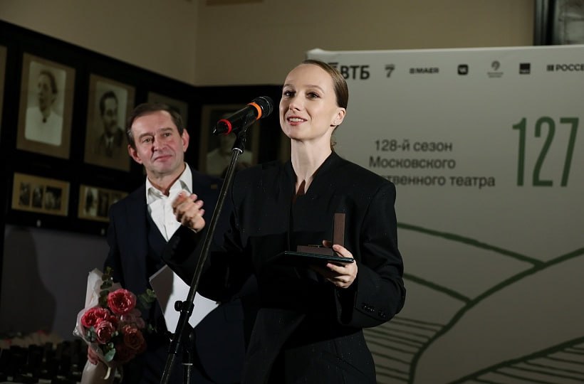 МХТ имени А П Чехова отпраздновал 127 летие В день рождения Художественного театра в Портретном фойе прошло вручение памятных знаков Чайка сотрудникам МХТ имени А П Чехова Школы студии МХАТ и Музея МХАТ чей стаж работы составляет 15 лет и дольше Традиция вручать памятные знаки появилась еще в 1901 году после того как Антон Павлович Чехов подарил актерам МХТ игравшим в его пьесах Чайка и Дядя Ваня памятные жетоны В 2001 году Олег Табаков ввел деление значков на золотые серебряные и бронзовые в зависимости от числа лет служения театру За 15 лет службы в театре памятные Чайки получили артисты Армэн Арушанян Артем Волобуев Надежда Жарычева Алексей Кирсанов Юлия Ковалева Алексей Красненков Сергей Медведев Николай Сальников Игорь Хрипунов костюмер Ксения Буслаева инженер службы энергоснабжения Александр Данилов ведущий специалист отдела кадров Татьяна Зимакина главный специалист участка подготовки спектаклей и технической документации художественно постановочной части Валентина Ибрагимова кассиры отдела реализации театральных билетов Ирина Иванова и Анна Игнатьева уборщица Светлана Кошелева начальник смены отдела противопожарной охраны Виталий Ридль медсестра Альбина Родионова дворник Сергей Сергеев художник гример Татьяна Шмыкова Также Чайки за 15 лет службы получили преподаватели и сотрудники Школы студии МХАТ художник по свету Учебного театра Антон Воронцов старший преподаватель кафедры пластического воспитания актера Ирина Галушкина звукорежиссер Учебного театра Илья Чернышов Поздравили с 15 летием службы в Музее МХАТ и хранителя музейных предметов первой категории Карину Энгельгард За 25 лет службы награду получили артист Кирилл Трубецкой уборщица Лидия Богданова исполняющая обязанности начальника издательского отдела Наталия Бойко главный администратор Светлана Бугаева начальник участка реквизиторского отделения Татьяна Вашкина начальник отдела реализации театральных билетов Людмила Виноградова начальник осветительной службы Малой и Новой сцен Александр Жерносек художник по свету Малой и Новой сцен Кирилл Зобов рабочий по стирке и ремонту спецодежды Татьяна Каленова суфлер Марина Проклова помощник заведующего музыкальной частью Лидия Соколова помощник режиссера Людмила Сушкова специалист по учебно методической работе учебного отдела Школы студии МХАТ Инга Архипова доцент кафедры актерского мастерства Школы студии МХАТ Борис Дьяченко заведующий студенческим общежитием Школы студии МХАТ Любовь Зеленова профессор кафедры актерского мастерства Школы студии МХАТ Евгений Писарев доцент кафедры технологии художественного оформления спектакля Школы студии МХАТ Валерий Фирсов специалист по работе с библиотечным фондом Музея МХАТ Мария Смоктуновская За 30 лет артисты Наталья Рогожкина и Олег Тополянский главный специалист по электронному оборудованию сцен Александр Будник электроник отдела звукооформления и звукотехнического оборудования сцены Галина Воронцова доцент кафедры технологии художественного оформления спектакля Школы студии МХАТ Нина Артемьева заведующая научно исследовательским сектором Школы студии МХАТ Ольга Егошина профессор кафедры актерского мастерства Школы студии МХАТ Сергей Земцов За 35 лет артистка Алена Хованская аккомпаниатор концертмейстер Татьяна Павлова начальник отдела международных связей Школы студии МХАТ Лариса Церазова За 40 лет службы Чайку получил начальник службы энергоснабжения Николай Кузьменко За 45 лет артисты Станислав Любшин Борис Коростелев и Римма Коростелева редактор учебного отдела Школы студии МХАТ Татьяна Горячева советник ректора по международным программам Школы студии МХАТ Анатолий Смелянский заместитель директора Музея МХАТ по экспозиционно выставочной деятельности Марфа Бубнова Памятным знаком за 50 лет службы в театре наградили заместителя директора театра по работе со зрителями Наталью Виноградову За 55 лет Чайку получили артист Вячеслав Жолобов и доцент кафедры иностранных языков Школы студии МХАТ Ирина Арцис