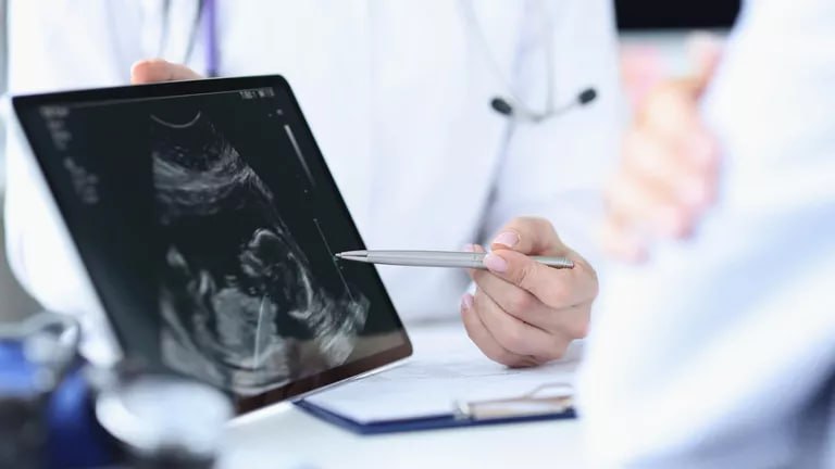 Михаил Мурашко заявил о ликвидации очереди на проведении ЭКО в России Доступность экстракорпорального оплодотворения растёт подчеркнул министр здравоохранения Сегодня вспомогательные репродуктивные технологии стали для людей максимально доступными За пять лет число выполненных циклов ЭКО увеличилось на 27 а в 2024 году в результате ЭКО родились более 32 тысяч детей Доступность таких технологий повышается объёмы финансирования в рамках программы госгарантий ежегодно растут благодаря чему удалось фактически победить очередь на эту процедуру сообщил глава Минздрава в беседе с ТАСС Михаил Мурашко добавил что в этом году за счёт средств ОМС будет выполнено более ста тысяч циклов экстракорпорального оплодотворения Подписаться на Говорит Москва Telegram VK MAX