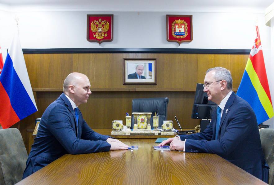 У сотрудничества Калужской области с Калининградской уже есть хорошая основа Владислав Шапша привёл примеры   Активный товарооборот в Калининградскую область поставляются керамическая плитка сантехнические изделия мясные полуфабрикаты кондитерская продукция моющие средства нефтепродукты металлопрокат бумага и картон Наши предприятия готовы увеличить объемы поставок А также налаживать новые контакты Поставлять ж д технику стройматериалы и металлоконструкции электротехнику Заинтересованы в расширении поставок продукции из Калининграда в наш регион отметил губернатор   Востребовано прямое авиасообщение В 2025 году по данному направлению выполнено 140 рейсов Ими пользуются представители бизнеса школьники спортсмены и туристы   Сотрудничество в спорте на Кубке России по плаванию в Калининграде калужские спортсмены завоевали 11 медалей а сборная Калининградской области по волейболу сидя приняла участие во Всероссийском турнире Кубок защитников Отечества который проходил в Калуге Напомним Владислав Шапша находится с рабочей поездкой в Калининградской области чтобы делиться лучшими практиками а также перенимать опыт других регионов Подписывайтесь на наш канал в Максе