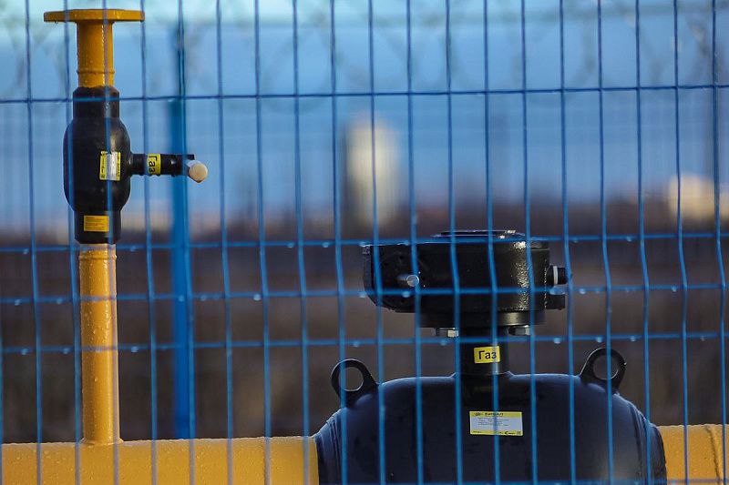 С начала 2025 года в Поморье построили 75 километров газопроводов В региональном правительстве подвели итоги реализации в текущем году программ газификации и догазификации Губернатор Архангельской области Александр Цыбульский Сейчас программы газификации и догазификации реализуются на территории 13 муниципальных образований Архангельской области включая ранее не газифицированные Вилегодский Няндомский и Холмогорский округа Исполнителями работ по проектированию и строительству сетей природного газа в Поморье являются три отраслевые организации Газпром газораспределение Архангельск Вельскгазсервис и Котласгазсервис Министр ТЭК и ЖКХ Архангельской области Дмитрий Поташев Их усилиями с начала текущего года уже построено 75 километров газопроводов в том числе почти 50 километров в рамках мероприятий программы догазификации В регионе ведется активная работа по догазификации домохозяйств Как считает министр этому способствует включение ее мероприятий в федеральный проект Жилье нового нацпроекта Инфраструктура для жизни а также возможность некоторым льготным категориям граждан получить единовременную выплату на подключение в размере до 100 тыс рублей Ее можно использовать в качестве компенсации уже понесенных расходов или на авансирование работ по газификации к примеру на приобретение и установку газового оборудования и приборов учета проектирование и строительство газопроводов в границах земельных участков домовладений нацпроекты Дмитрий Поташев