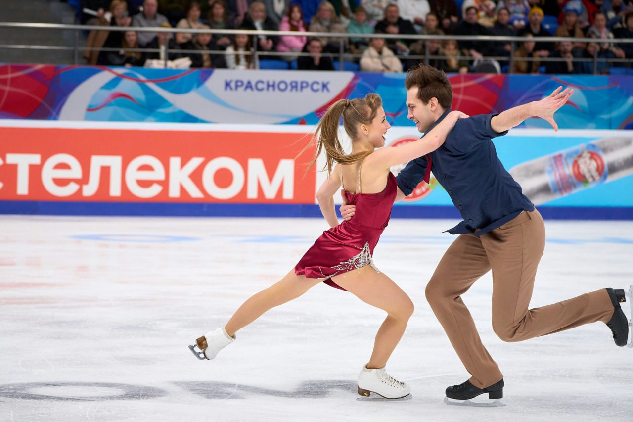 Гран при России едет в Красноярск В Магнитогорске завершились этапы Гран при по фигурному катанию теперь эстафету принимает Красноярск Уже 30 октября на лед Кристалл арены выйдут участники юниорского Гран при среди них Лев Лазарев Алдар Самбуев София Дзепка и другие сильнейшие юниоры страны Следом стартует второй этап Гран при России Красноярье В Красноярск приедут серебряный призёр предыдущего этапа Григорий Фёдоров танцевальный дуэт Василиса Кагановская и Максим Некрасов а также дебютантка взрослого сезона Алиса Двоеглазова В программе одиночное и парное катание а также танцы на льду Торжественная церемония открытия второго этапа состоится 2 ноября в 14 15 Всероссийские соревнования 30 октября 17 30 19 30 Танцы на льду ритм танец 19 45 21 30 Пары короткая программа 31 октября 13 00 15 15 Танцы на льду произвольный танец 15 40 17 35 Пары произвольная программа 17 50 20 10 Девушки короткая программа 20 25 22 45 Юноши короткая программа 1 ноября 12 45 15 20 Девушки произвольная программа 15 45 18 25 Юноши произвольная программа Второй этап Гран при России 2 ноября 14 15 14 40 Церемония открытия 15 00 16 35 Танцы на льду ритм танец 16 50 18 15 Женщины короткая программа 18 30 20 00 Мужчины короткая программа 20 15 21 08 Пары короткая программа 3 ноября 14 00 15 50 Танцы на льду произвольная программа 16 05 17 50 Женщины произвольная программа 18 05 19 50 Мужчины произвольная программа 20 05 21 05 Пары произвольная программа 21 10 21 45 Церемония награждения 0 В программе возможны изменения  Детям до 6 лет включительно вход свободный в сопровождении взрослого без отдельного места Реклама Реклама КГАУ ЦСП ИНН 2466107345 erid 2W5zFHHyz24