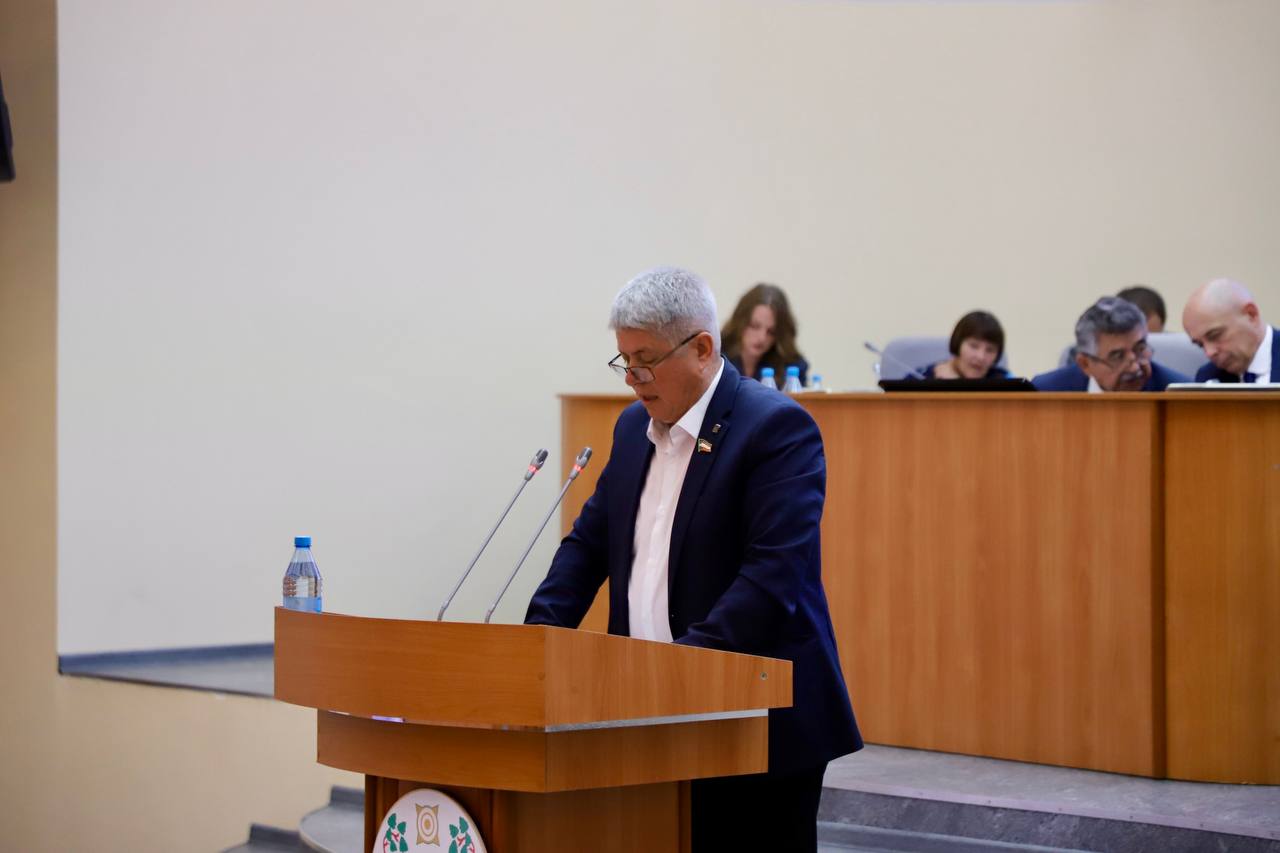Депутаты внесли поправки в закон о безнадзорных животных  Правительство республики теперь может вводить особые меры на территории Хакасии в случае экстраординарной ситуации. Власти могут устанавливать критерии признания ситуации. Также в законе определены список необходимых действий и сроки их выполнения на период особых условиях в регионе.  Закон принят в первом чтении.    Вести. Хакасия   Подписаться