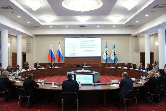 Иркутская область поддержала инициативу запуска движения За медицину здорового долголетия Проект направлен на развитие и продвижение здорового образа жизни внедрение современных подходов для профилактики и охраны здоровья а также уменьшение уровня хронических заболеваний Движение будет работать над развитием и поддержкой региональных центров здоровья Также выездные команды из волонтеров врачей представителей культуры и спорта будут проводить мероприятия по пропаганде здоровья Важно понять насколько эффективно выстроена проектная логистика и какие точечные меры необходимы для достижения показателей Сегодняшнее заседание это площадка для выработки эффективных решений отметил губернатор Приангарья Игорь Кобзев По словам врио министра здравоохранения Андрея Модестова в регионе налажена система профилактики заболеваний Она опирается на областной центр общественного здоровья им Ф Г Углова сеть отделений и медицинских кабинетов а также центры здоровья число которых планируется увеличить к 2030 году Участники заседания медицинского совета региона обсудили вопросы реализации национальных проектов Продолжительная и активная жизнь и Семья В Приангарье успешно реализовано 34 из 37 ключевых показателей Глава региона поручил уделить внимание расширению скрининга на гепатит С оценке репродуктивного здоровья населения и борьбе с курением